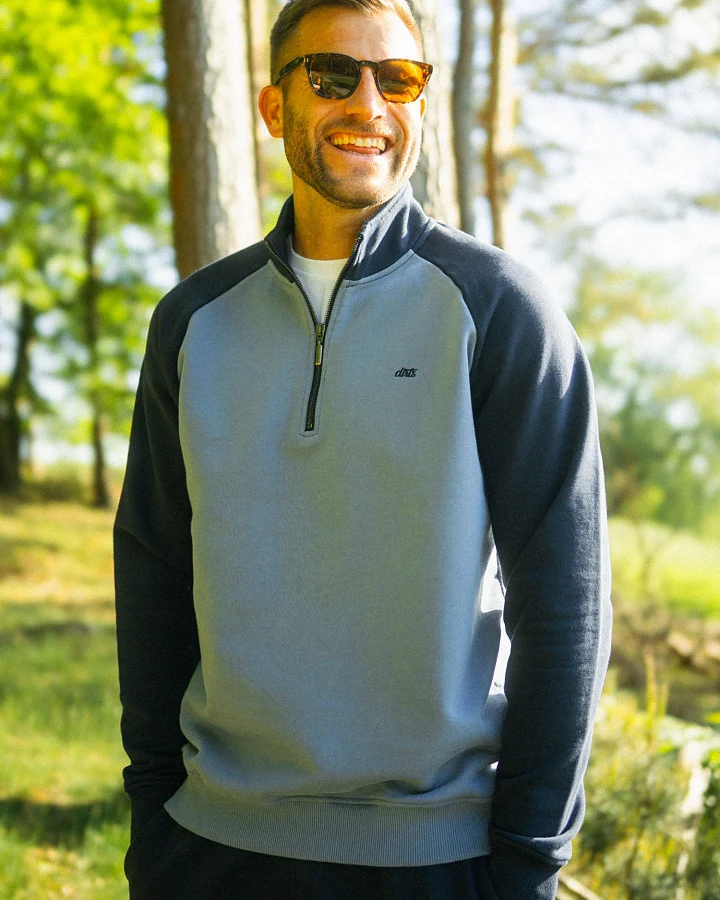 DIRTS Herren vegan Sweatshirt Quarter Zip Color Block Stormy Blue/Navy