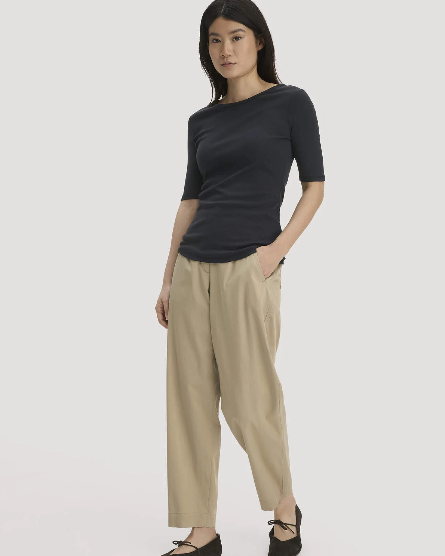 hessnatur Damen Softrib T-Shirt Fitted aus Bio-Baumwolle und TENCEL™ Modal - schwarz - Größe 36 – Ansicht 2