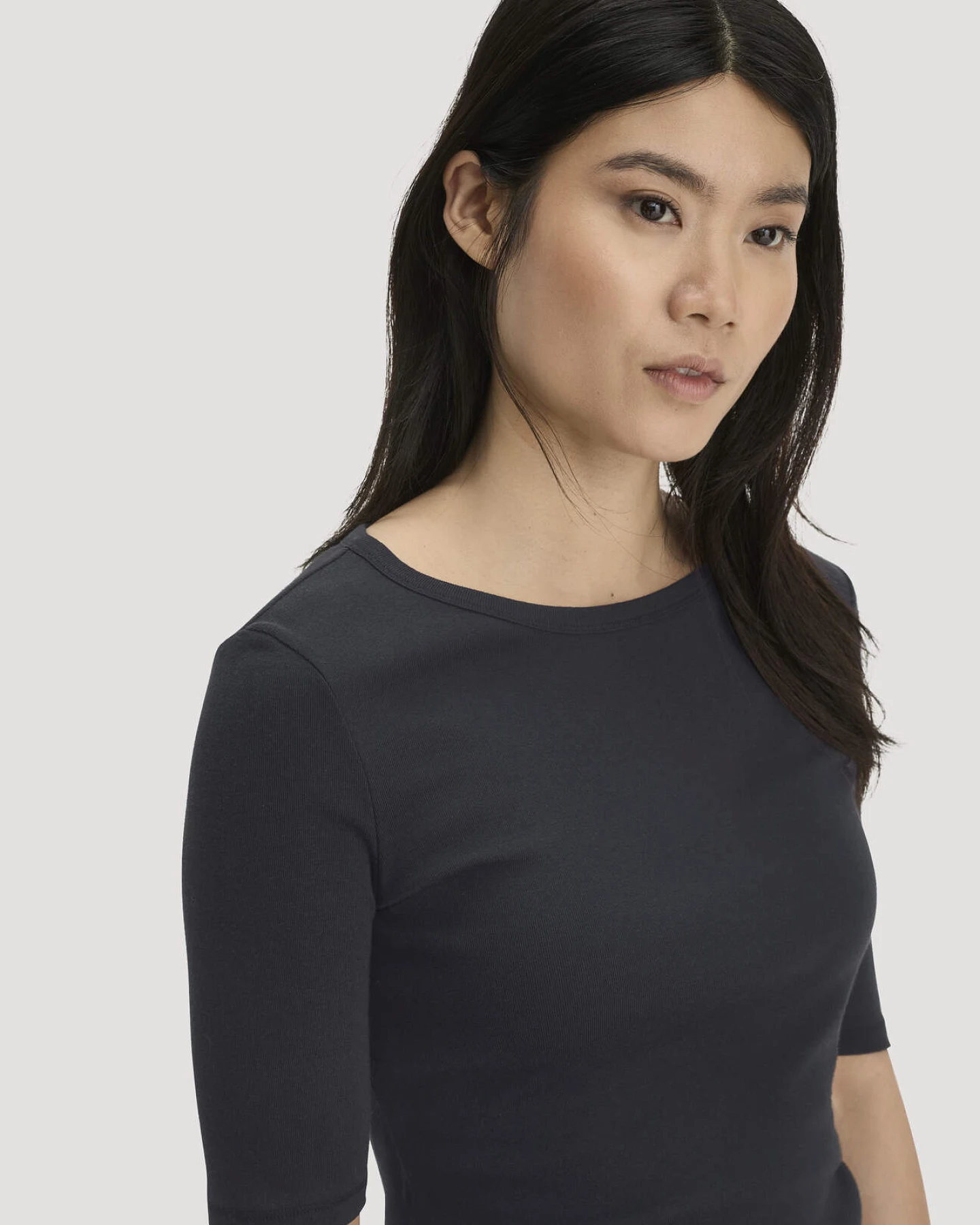 hessnatur Damen Softrib T-Shirt Fitted aus Bio-Baumwolle und TENCEL™ Modal - schwarz - Größe 36 – Ansicht 4