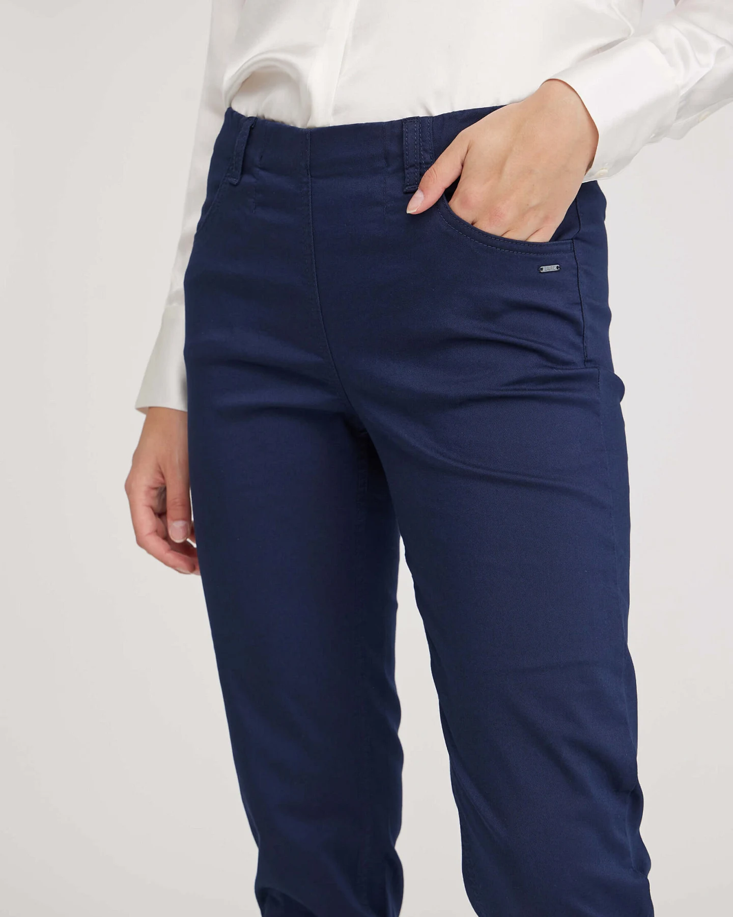 LAURIE Damen vegan Hose Kelly Regular Mittlere Länge Marineblau – Ansicht 2