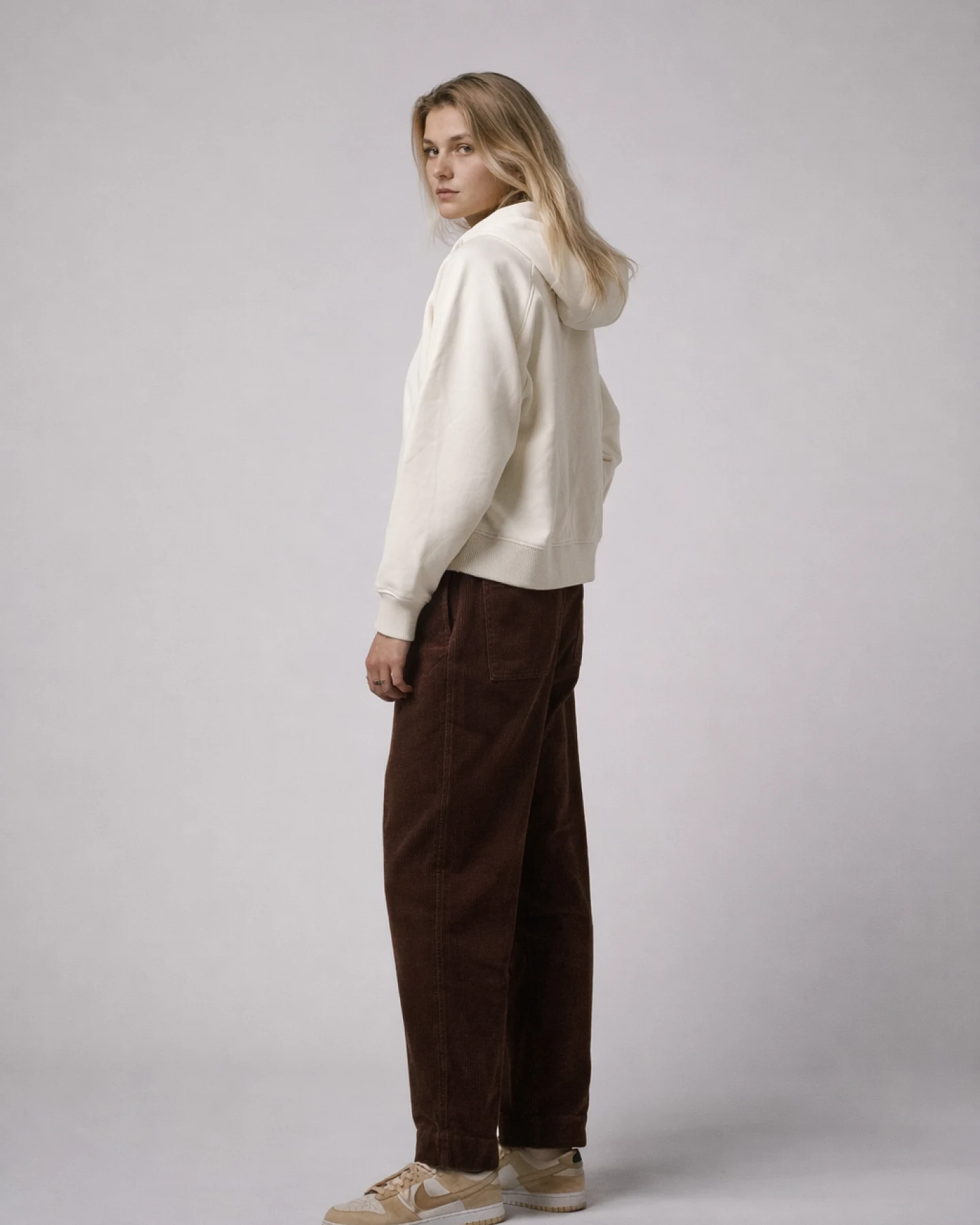 Côtelé Paris Damen vegan Hose Lazy In Schokoladenbraun – Ansicht 2