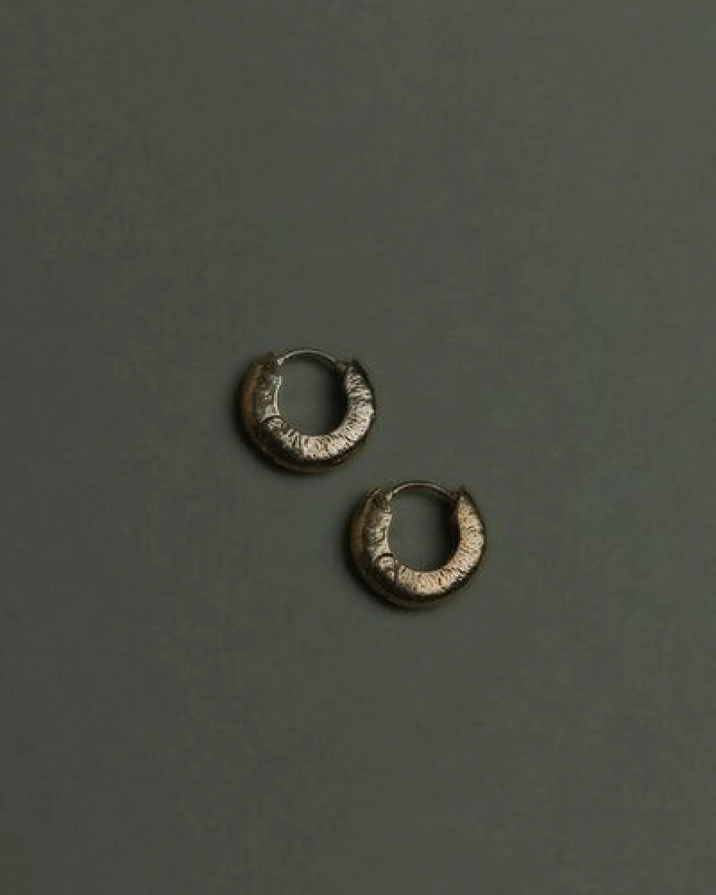 Jyoti - Fair Works Creolen Jaal Messing/ Silber – Ansicht 2