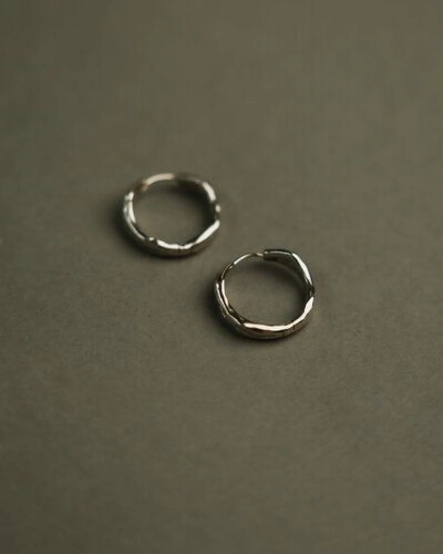 Jyoti - Fair Works Creolen Bundi Messing/ Silber – Ansicht 2