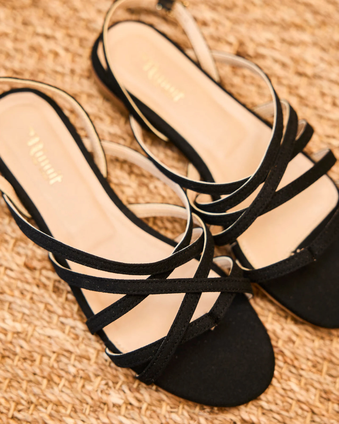 Minuit Sur Terre Damen vegan Flache Sandalen Vizzavona Schwarz – Ansicht 2