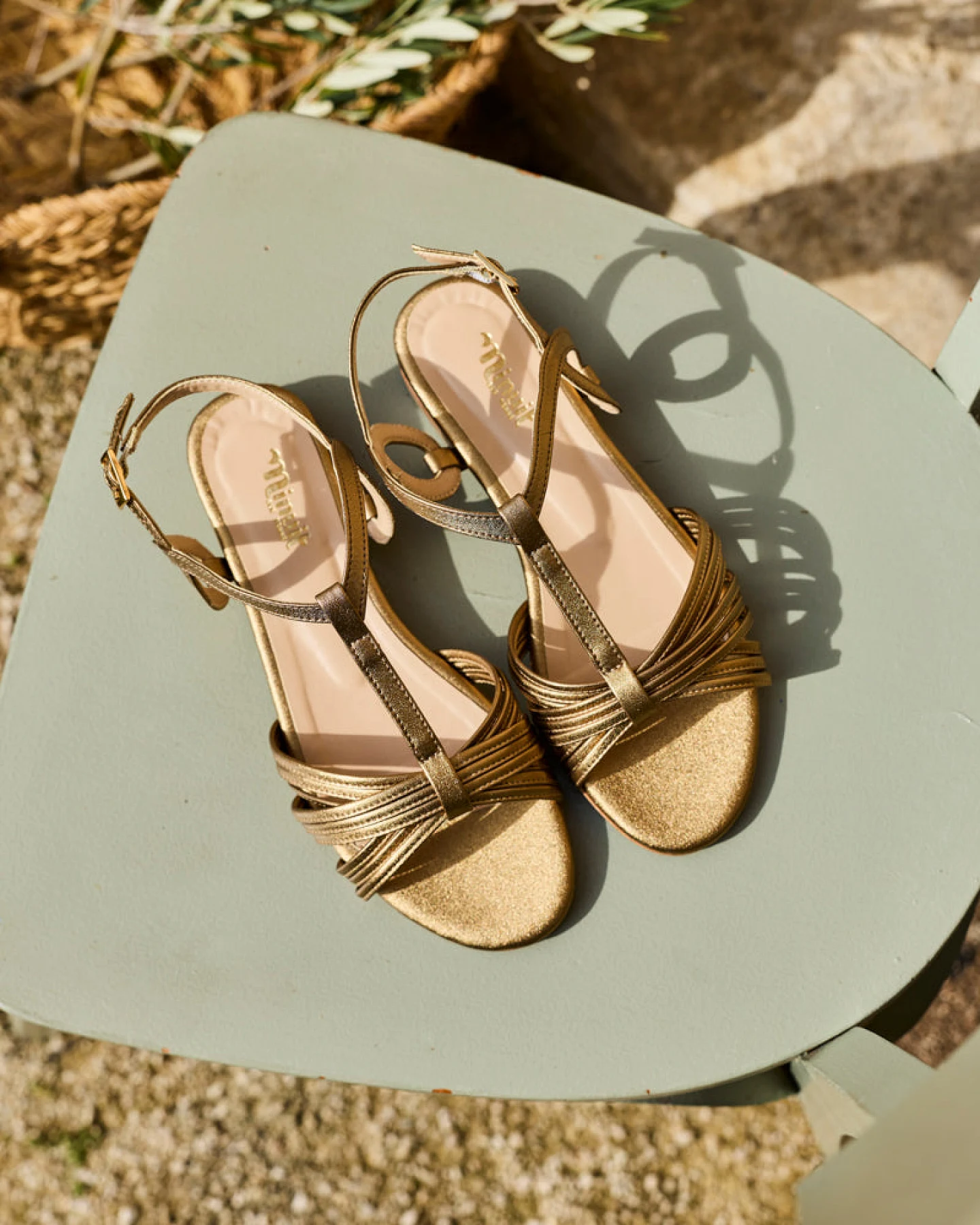 Minuit Sur Terre Damen vegan Flache Sandalen Verveine Gold – Ansicht 2