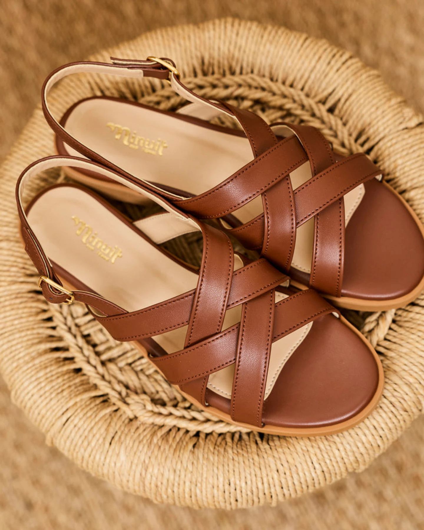 Minuit Sur Terre Damen vegan Flache Sandalen Origan Kamelbraun – Ansicht 2