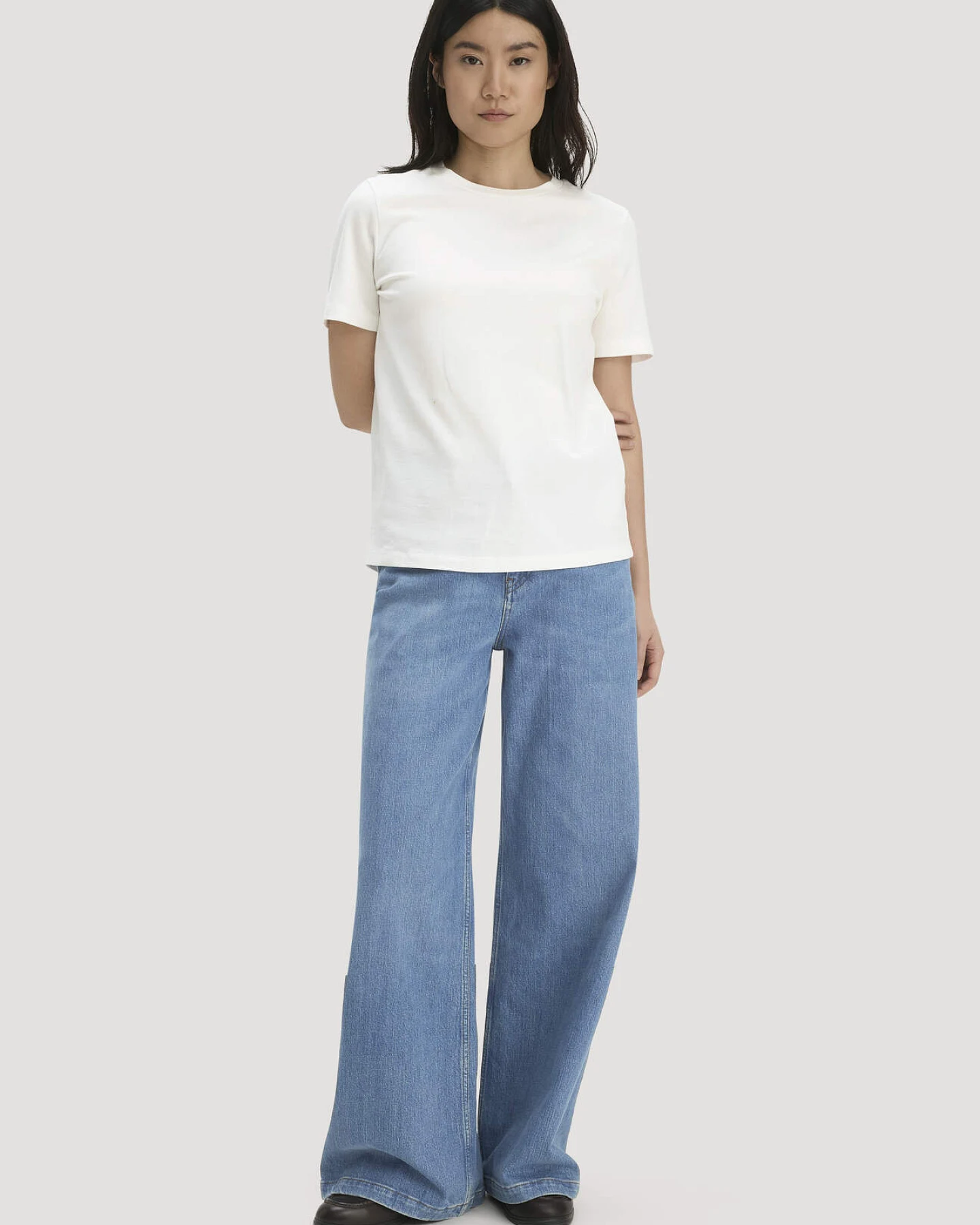 hessnatur Damen Heavy T-Shirt Relaxed aus Bio-Baumwolle - weiß - Größe 34 – Ansicht 2