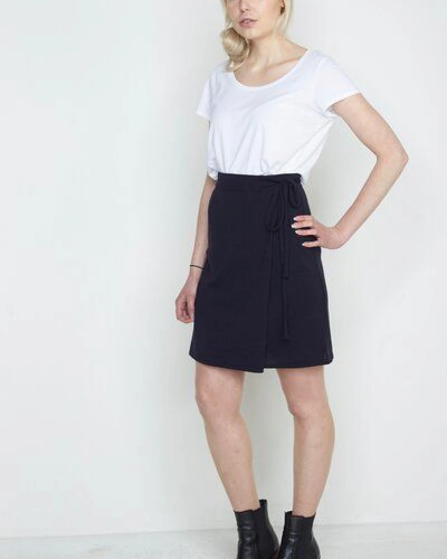 Susan's Fashion dunkelblauer Wickelrock Cara aus Biomerinowolle – Ansicht 3