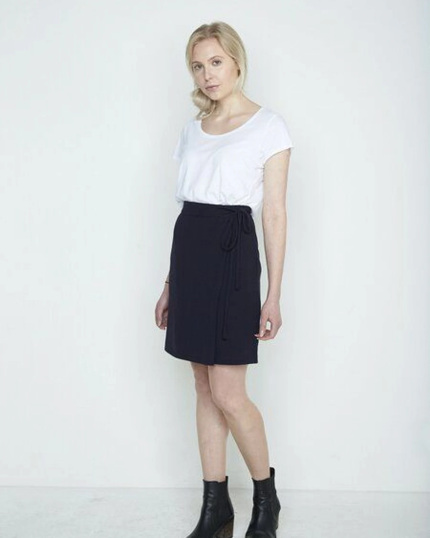 Susan's Fashion dunkelblauer Wickelrock Cara aus Biomerinowolle – Ansicht 4