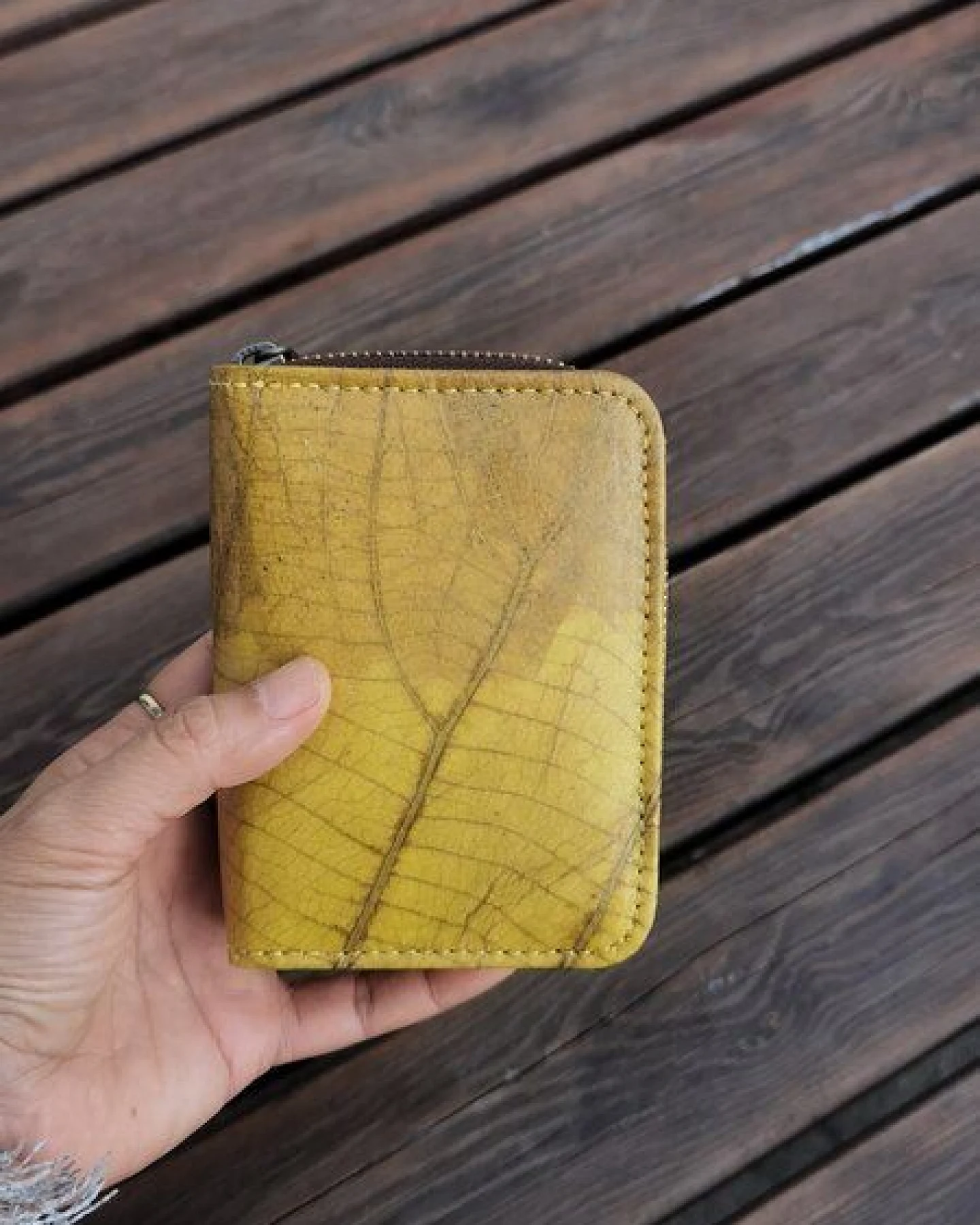 BY COPALA Portemonnaie aus recycelten Blättern mit Zipper – vegan – Ansicht 2