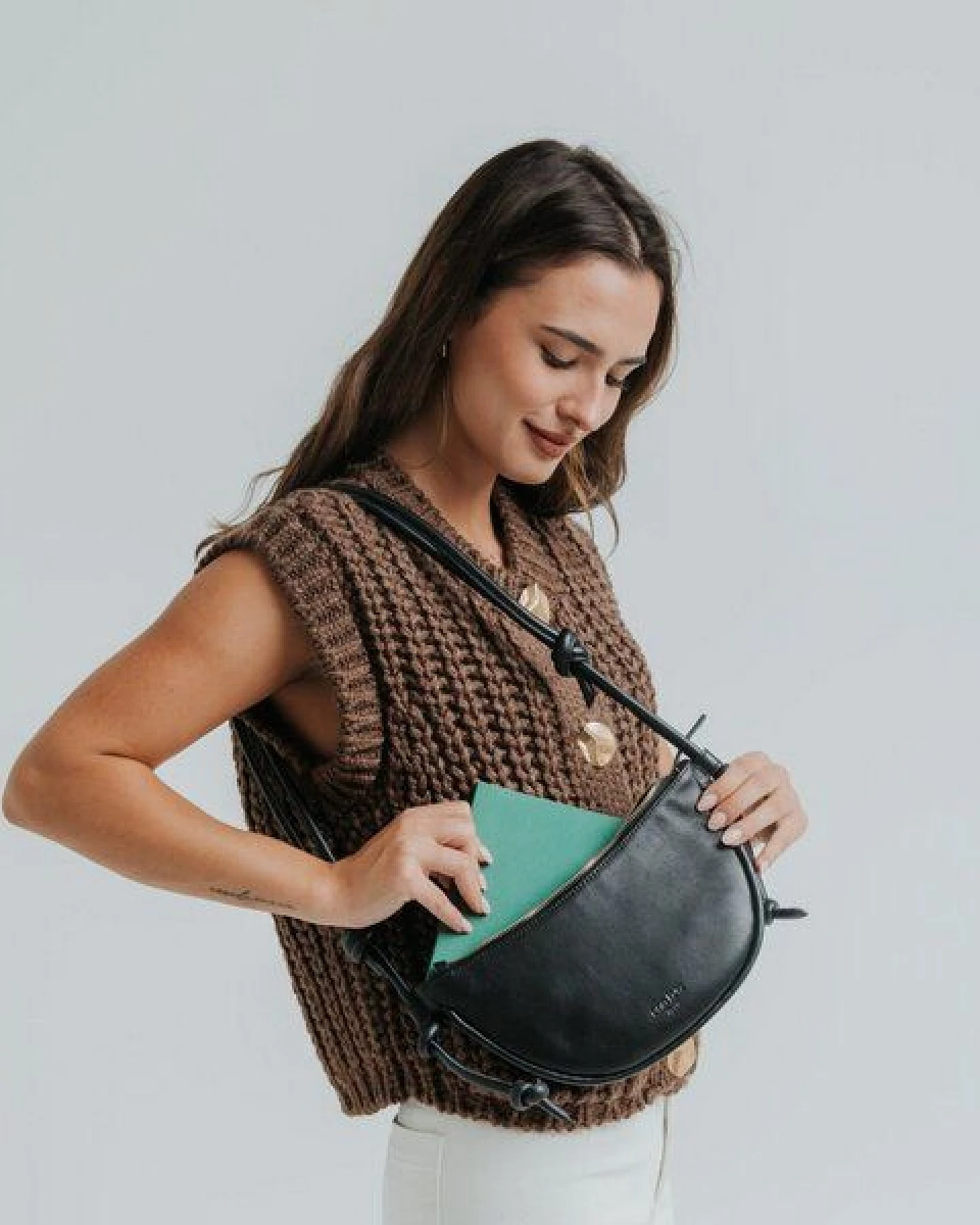 ann kurz Mini Half Moon – kleine Halbmond-Schultertasche aus Leder – Ansicht 2