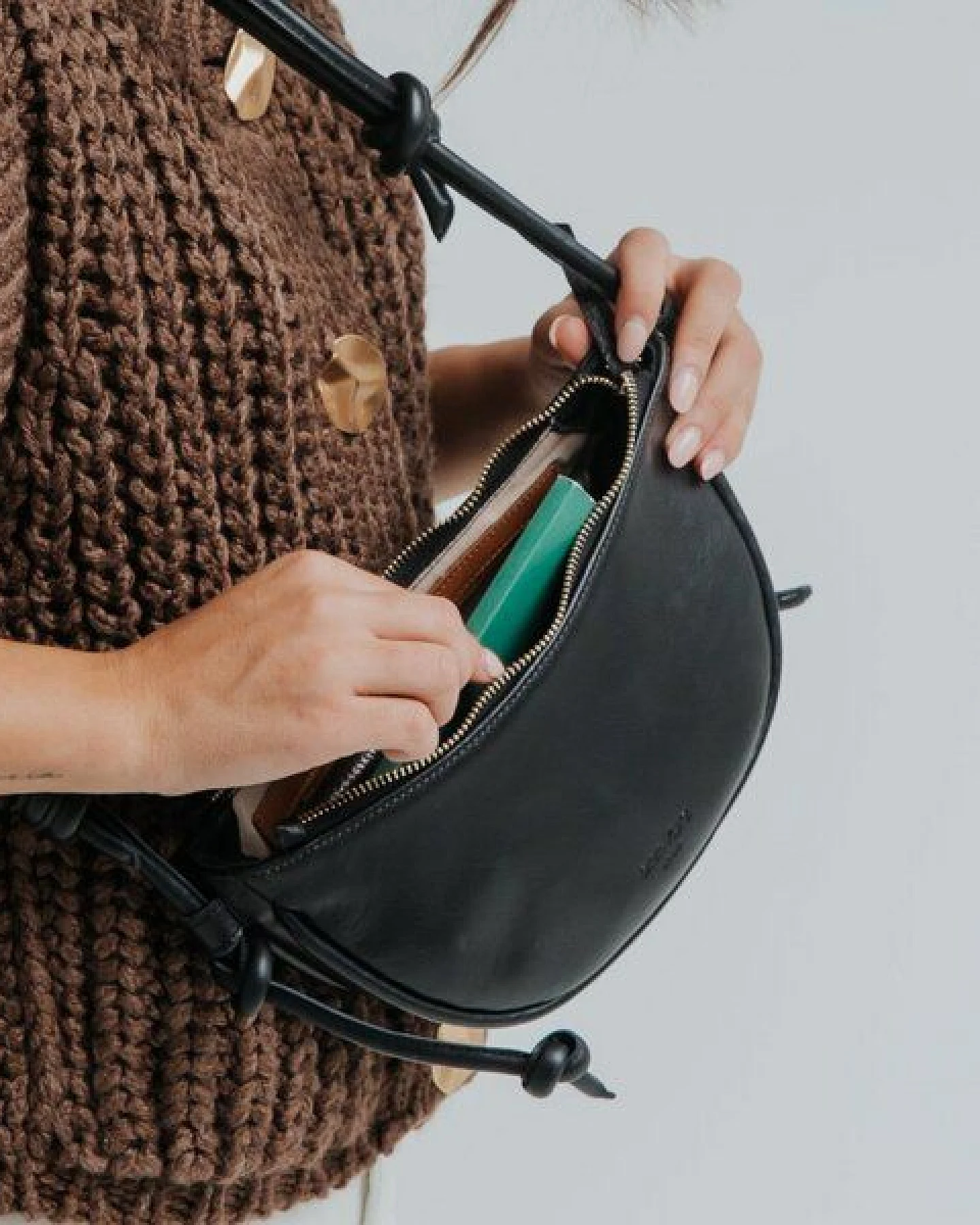 ann kurz Mini Half Moon – kleine Halbmond-Schultertasche aus Leder – Ansicht 3