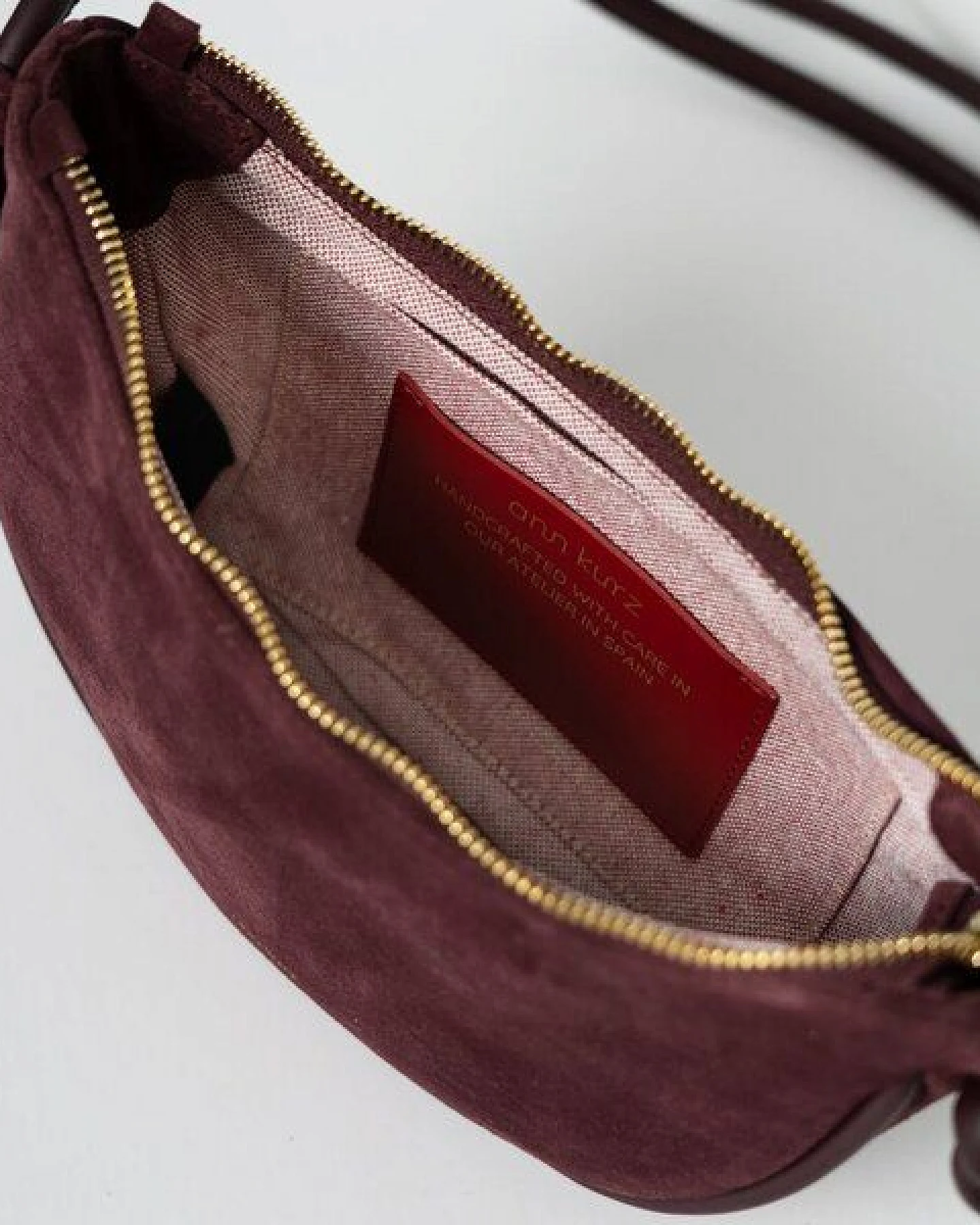 ann kurz Mini Half Moon – kleine Halbmond-Schultertasche aus Leder – Ansicht 3