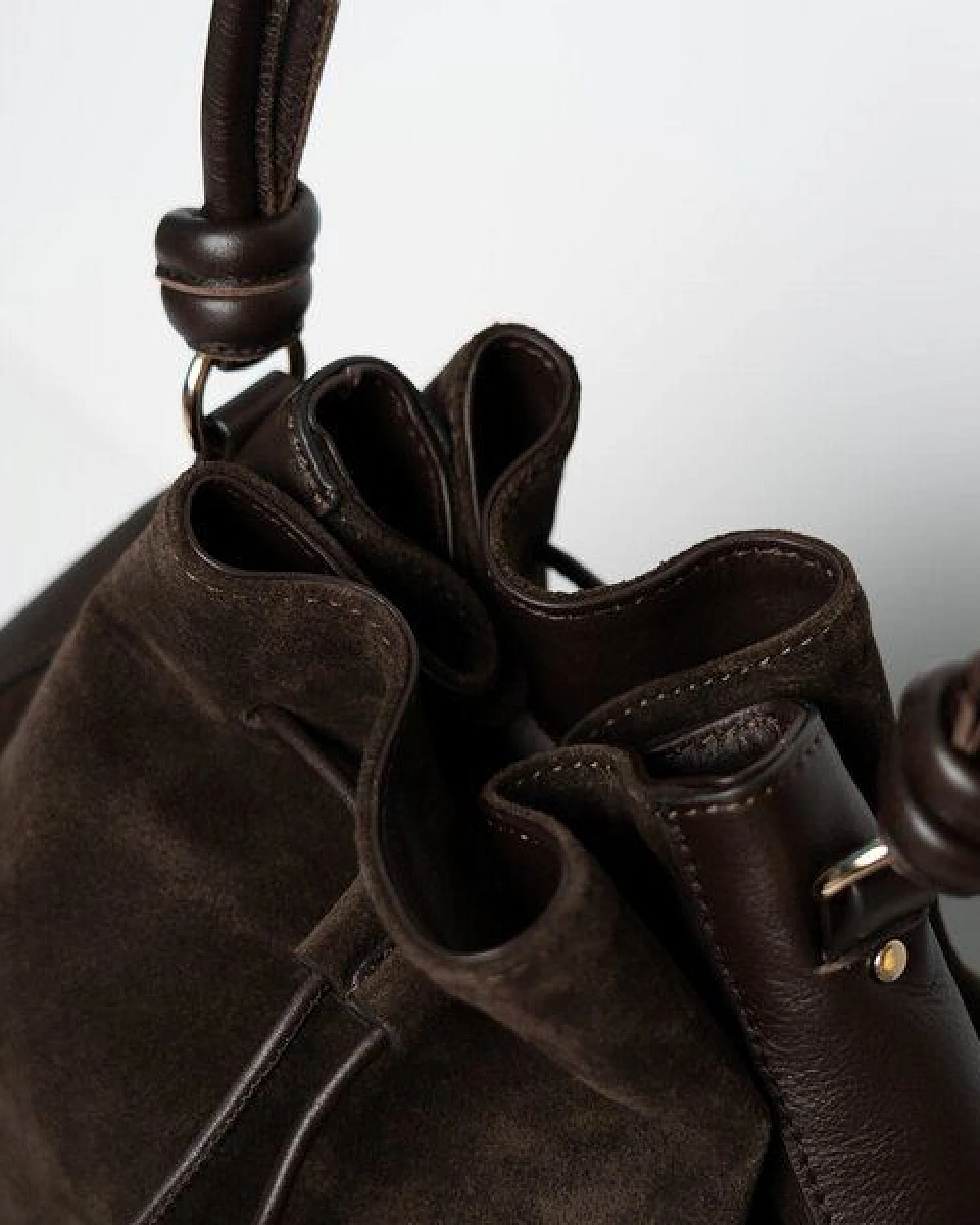 ann kurz Tall Saku – große Beuteltasche und Rucksack aus Leder – Ansicht 2