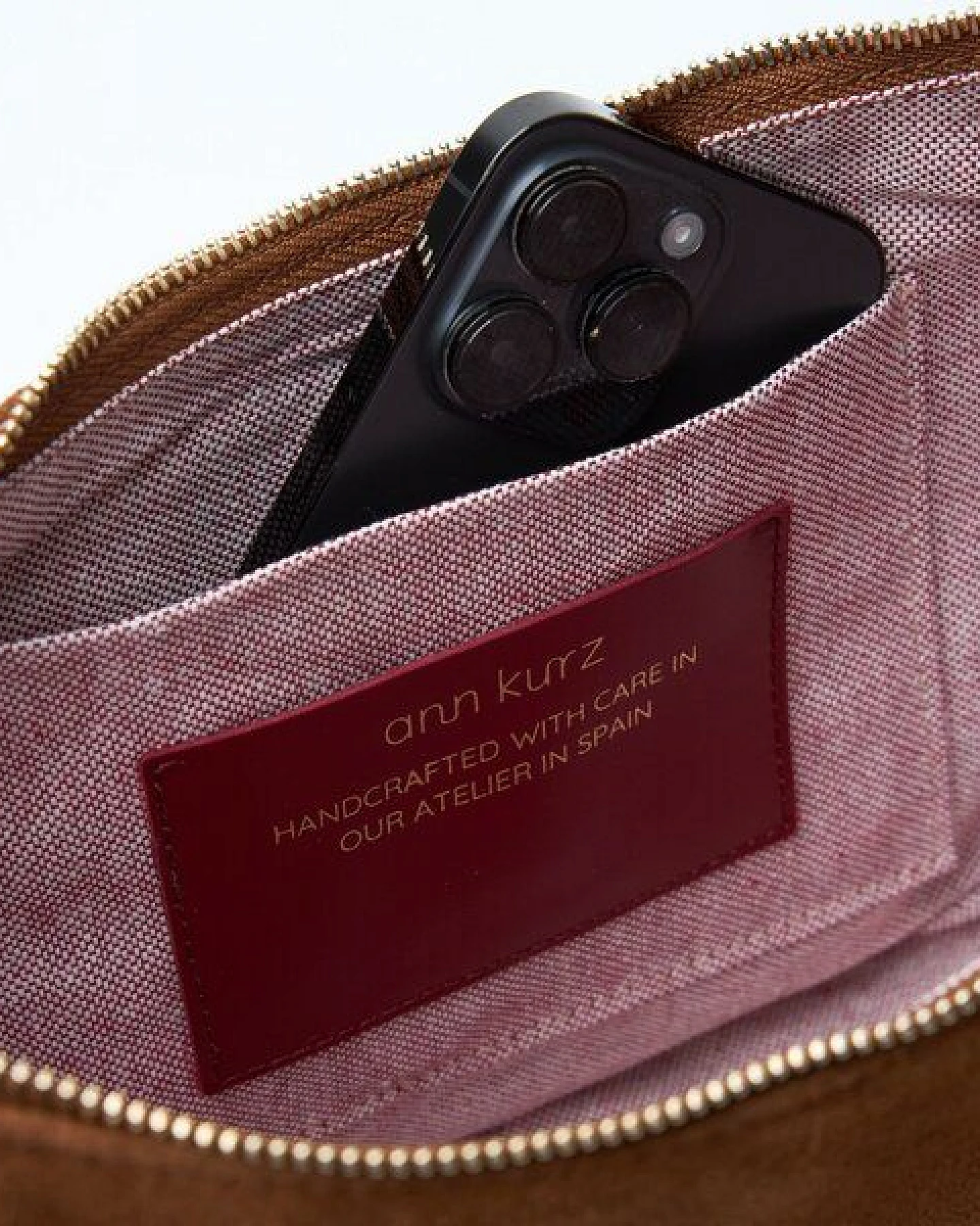 ann kurz Half Moon – Halbmond-Schultertasche aus Leder – Ansicht 2