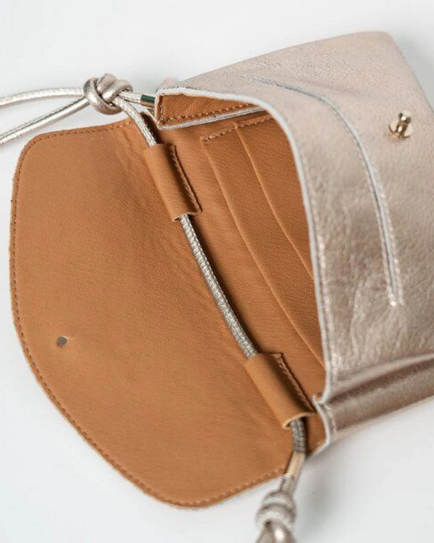 ann kurz Mini Cute Clutch – kleine Clutch aus Metallic-Leder – Ansicht 2