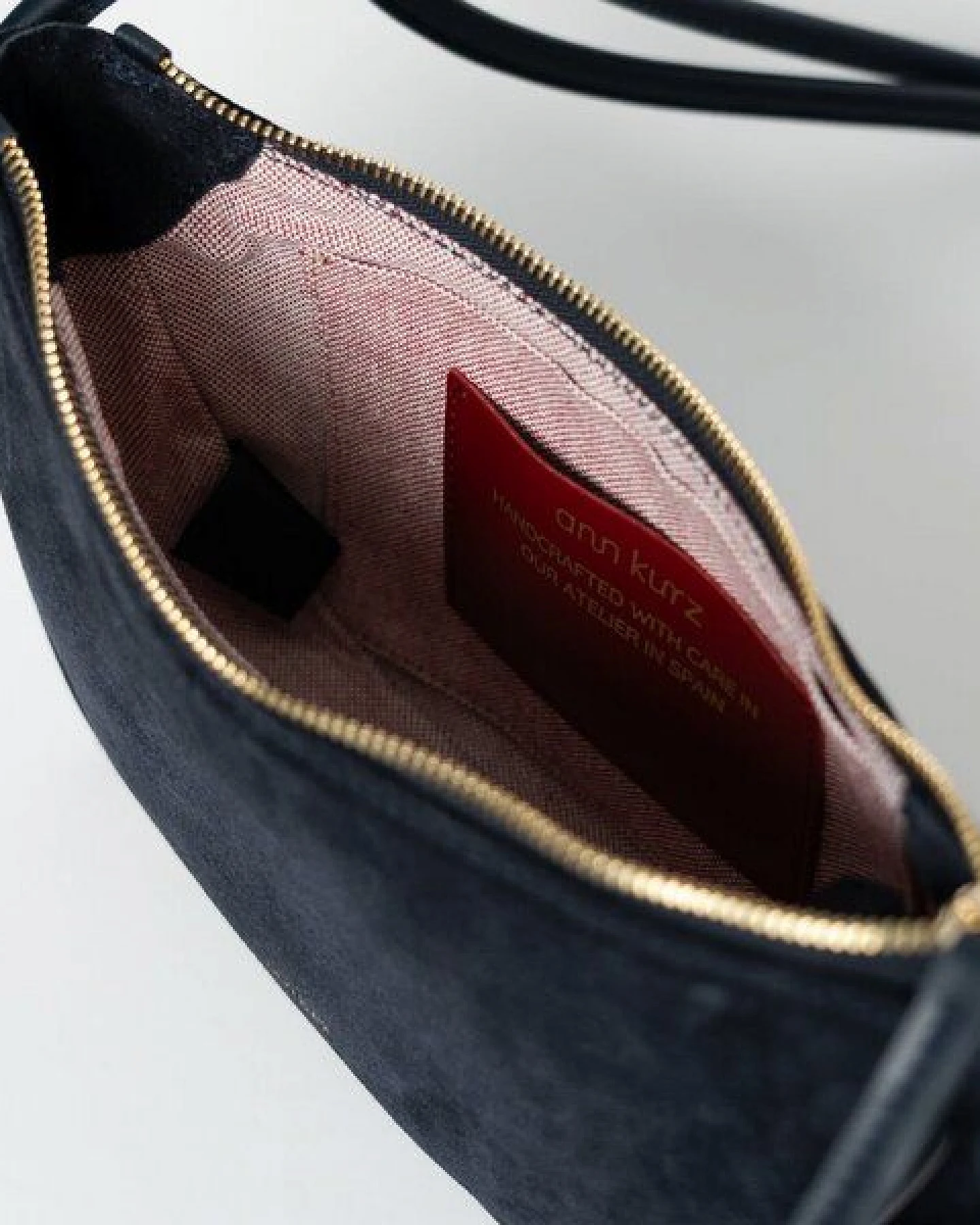 ann kurz Mini Half Moon – kleine Halbmond-Schultertasche aus Leder – Ansicht 2