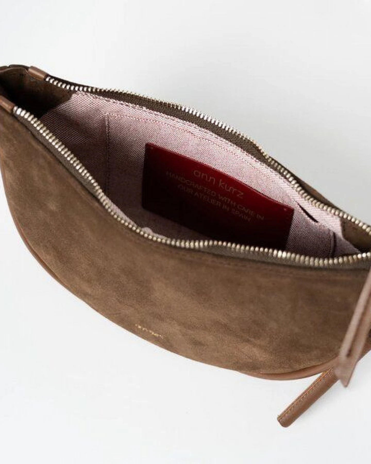 ann kurz Mini Half Moon – kleine Halbmond-Schultertasche aus Leder – Ansicht 3