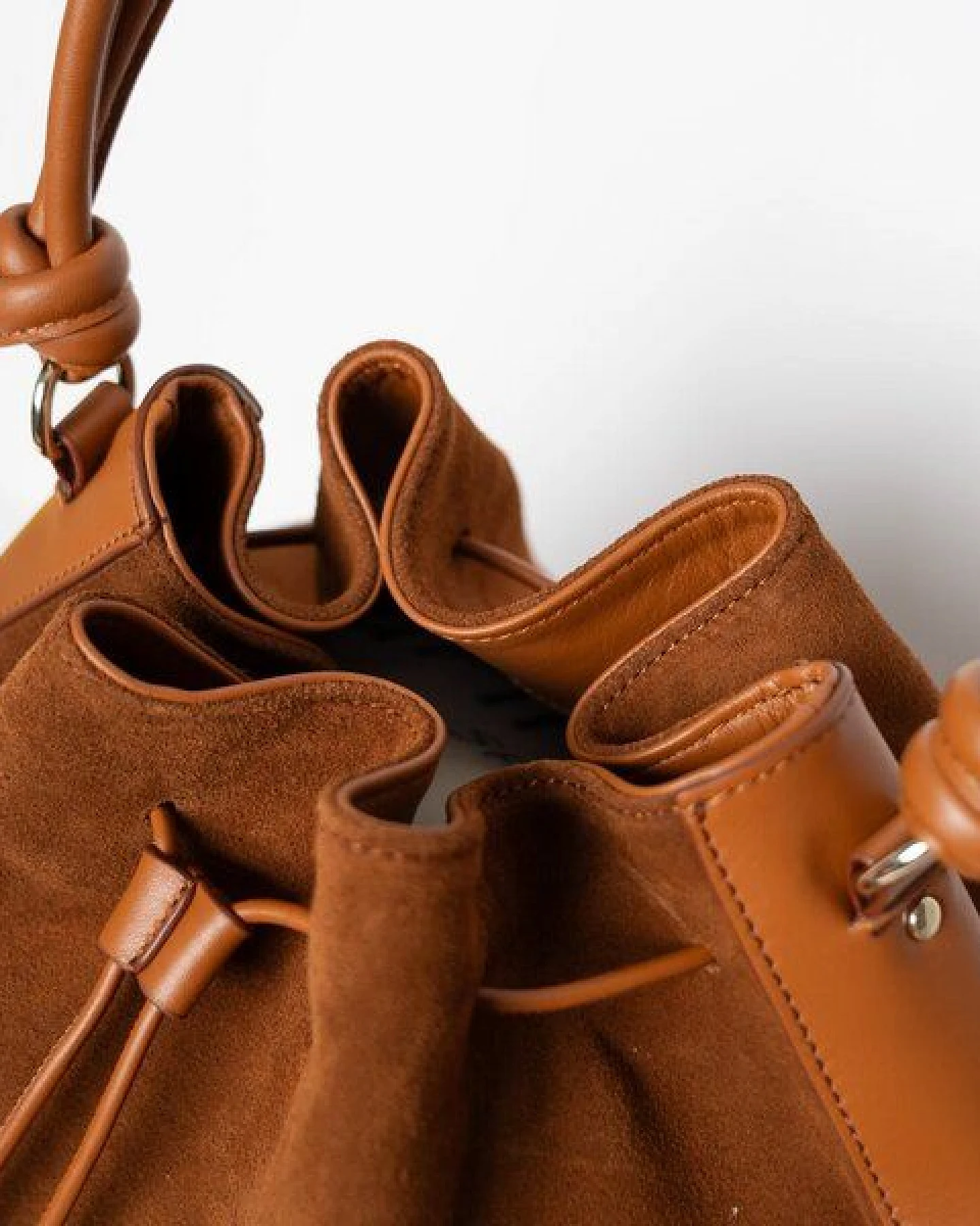 ann kurz Tall Saku – große Beuteltasche und Rucksack aus Leder – Ansicht 2