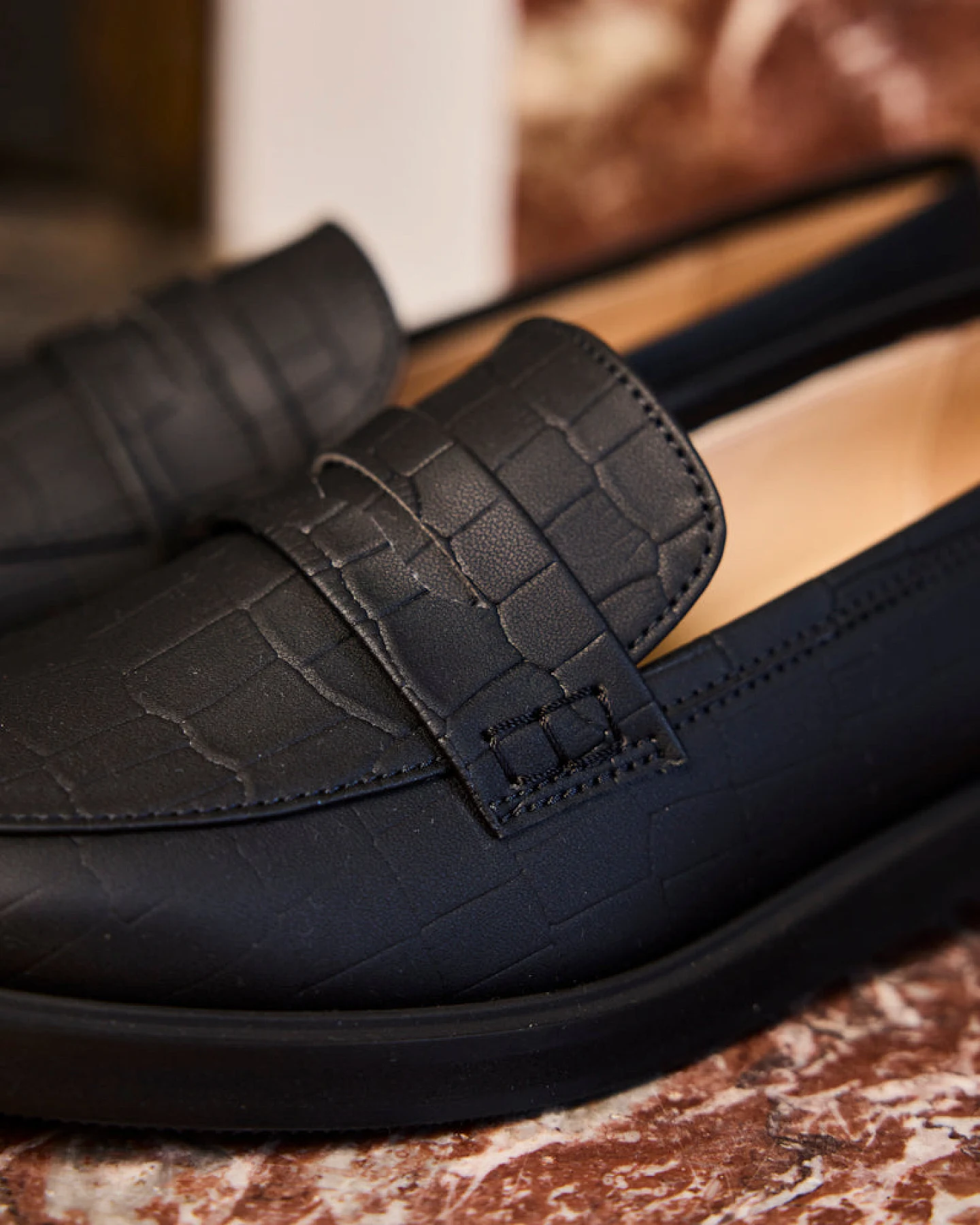 Minuit Sur Terre Damen vegan Loafer Accord Schwarz Kroko – Ansicht 2