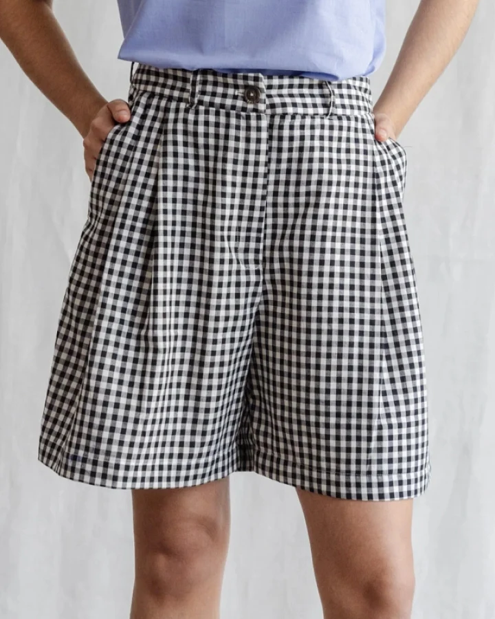Jyoti Fair Works Damen vegan Shorts Kamala Checkered Schwarz & Weiß