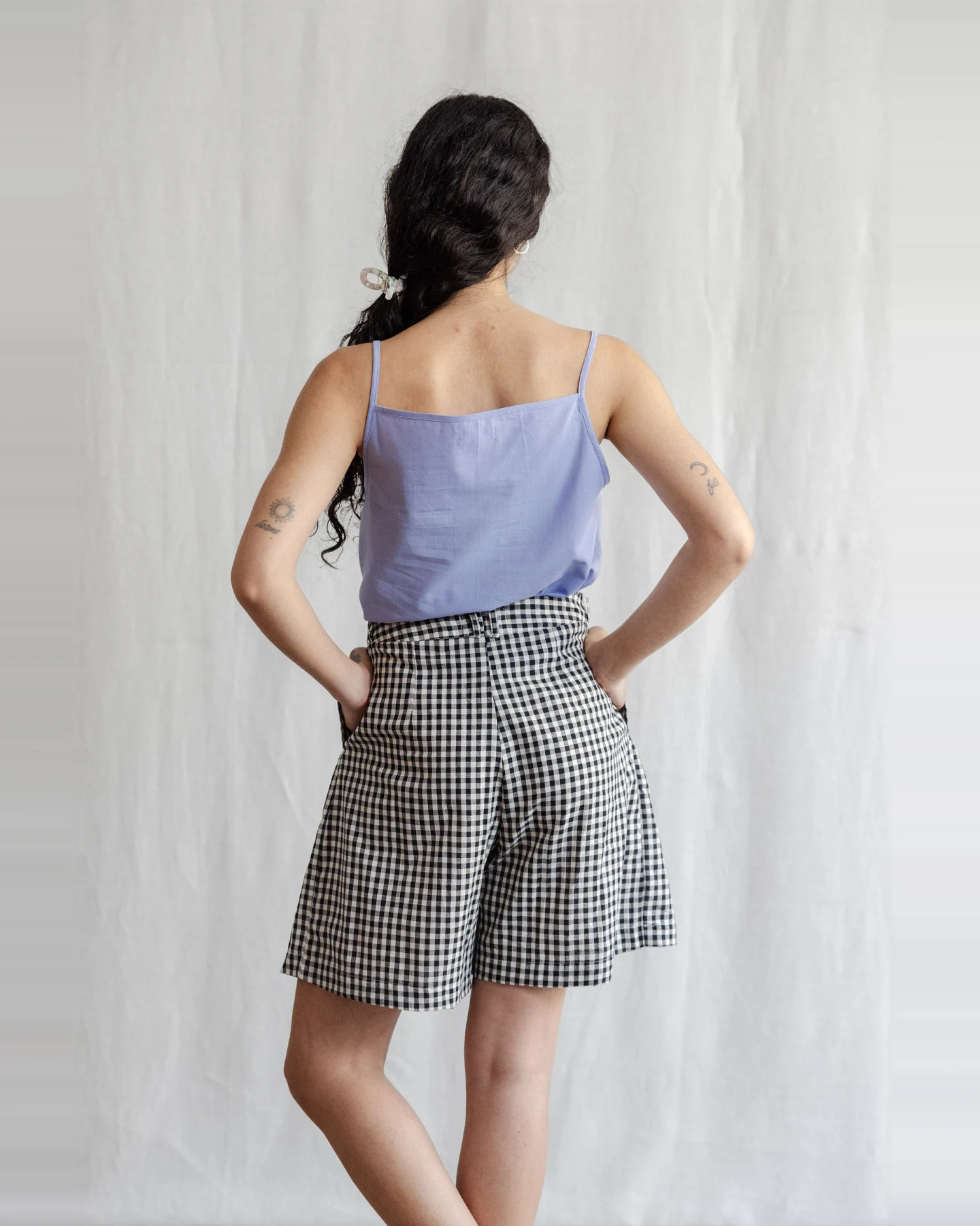 Jyoti Fair Works Damen vegan Shorts Kamala Checkered Schwarz & Weiß – Ansicht 2