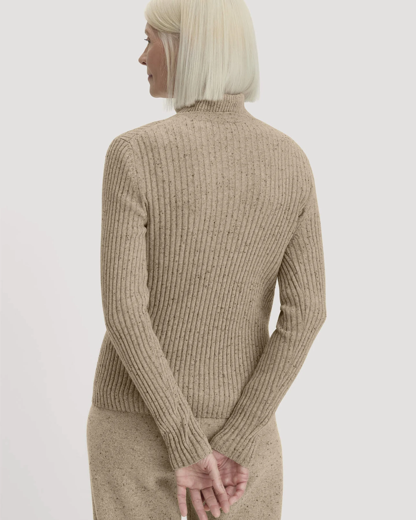 hessnatur Damen Strickjacke Slim aus Bio-Baumwolle und recycelter Wolle - beige - Größe M – Ansicht 3