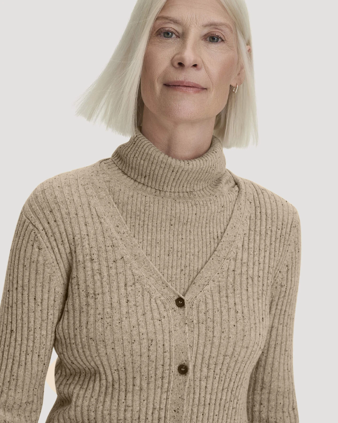 hessnatur Damen Strickjacke Slim aus Bio-Baumwolle und recycelter Wolle - beige - Größe M – Ansicht 4
