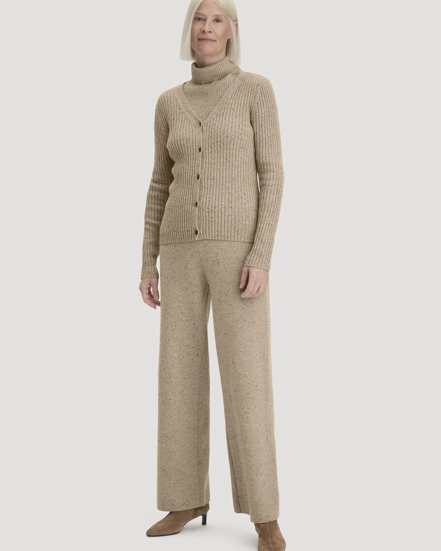 hessnatur Damen Strickjacke Slim aus Bio-Baumwolle und recycelter Wolle - beige - Größe XXL – Ansicht 2