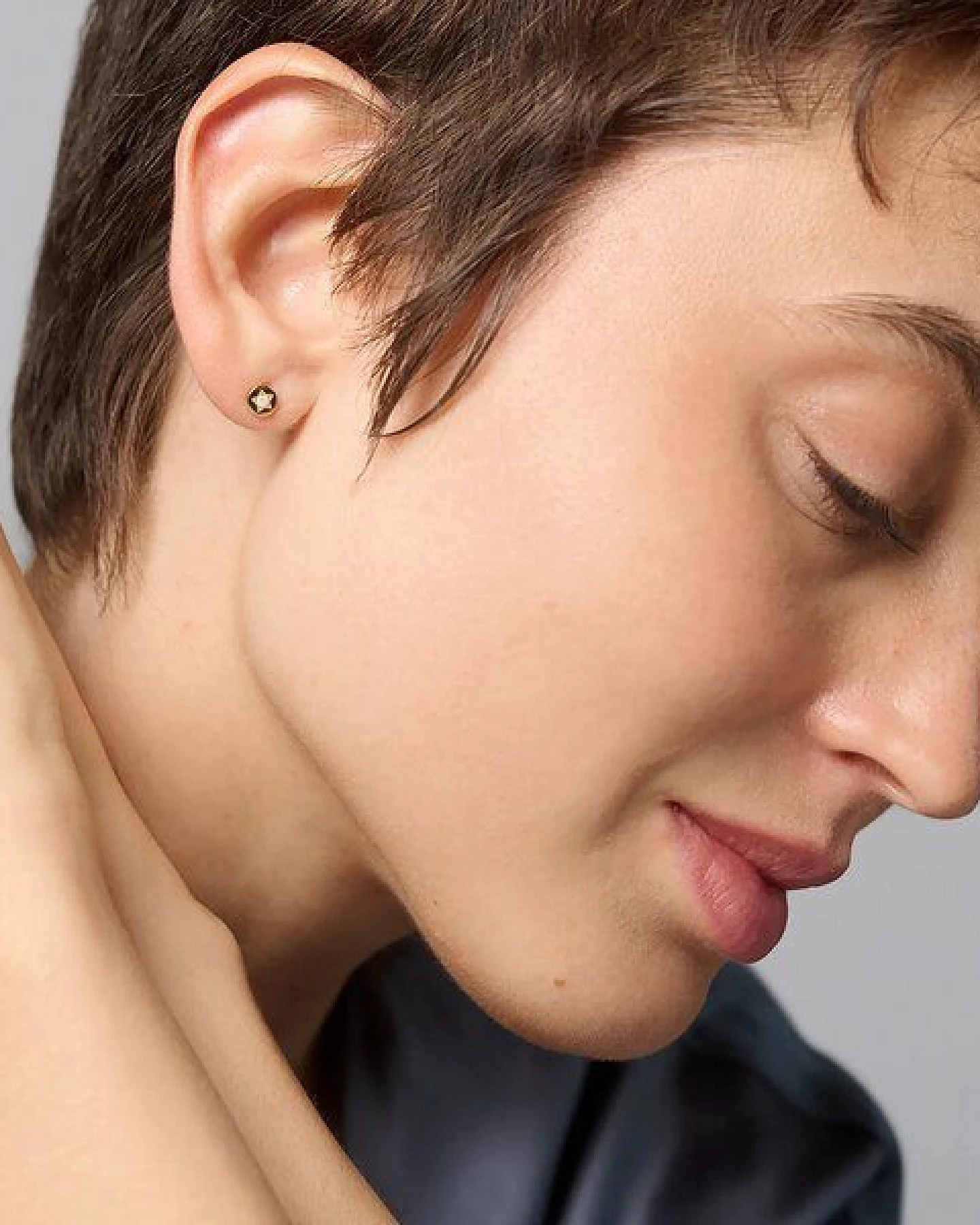 fejn jewelry Ohrstecker 'opal star' - mit Stern-Detail und Opal – Ansicht 2