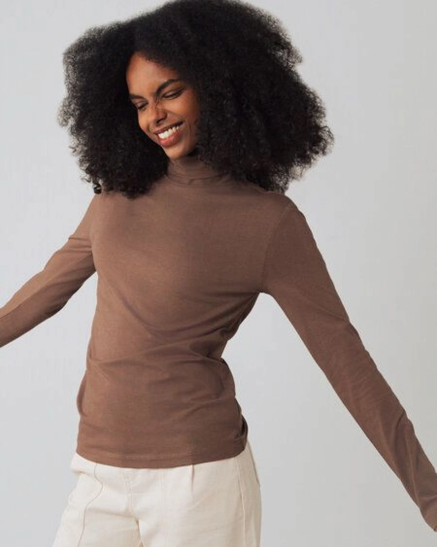 Honest Basics Damen Jersey-Rollkragenshirt aus Bio- und recycelter Baumwolle – Ansicht 2