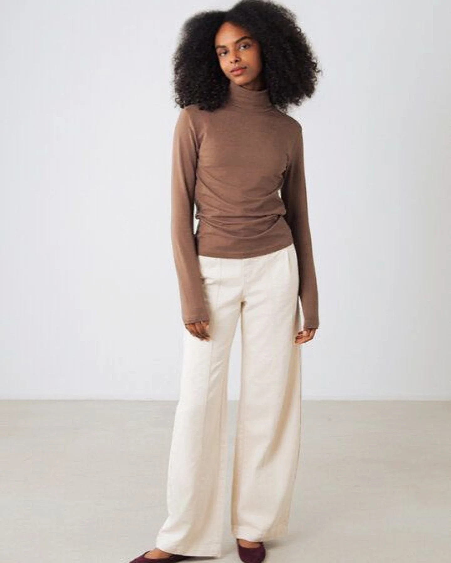 Honest Basics Damen Jersey-Rollkragenshirt aus Bio- und recycelter Baumwolle – Ansicht 4