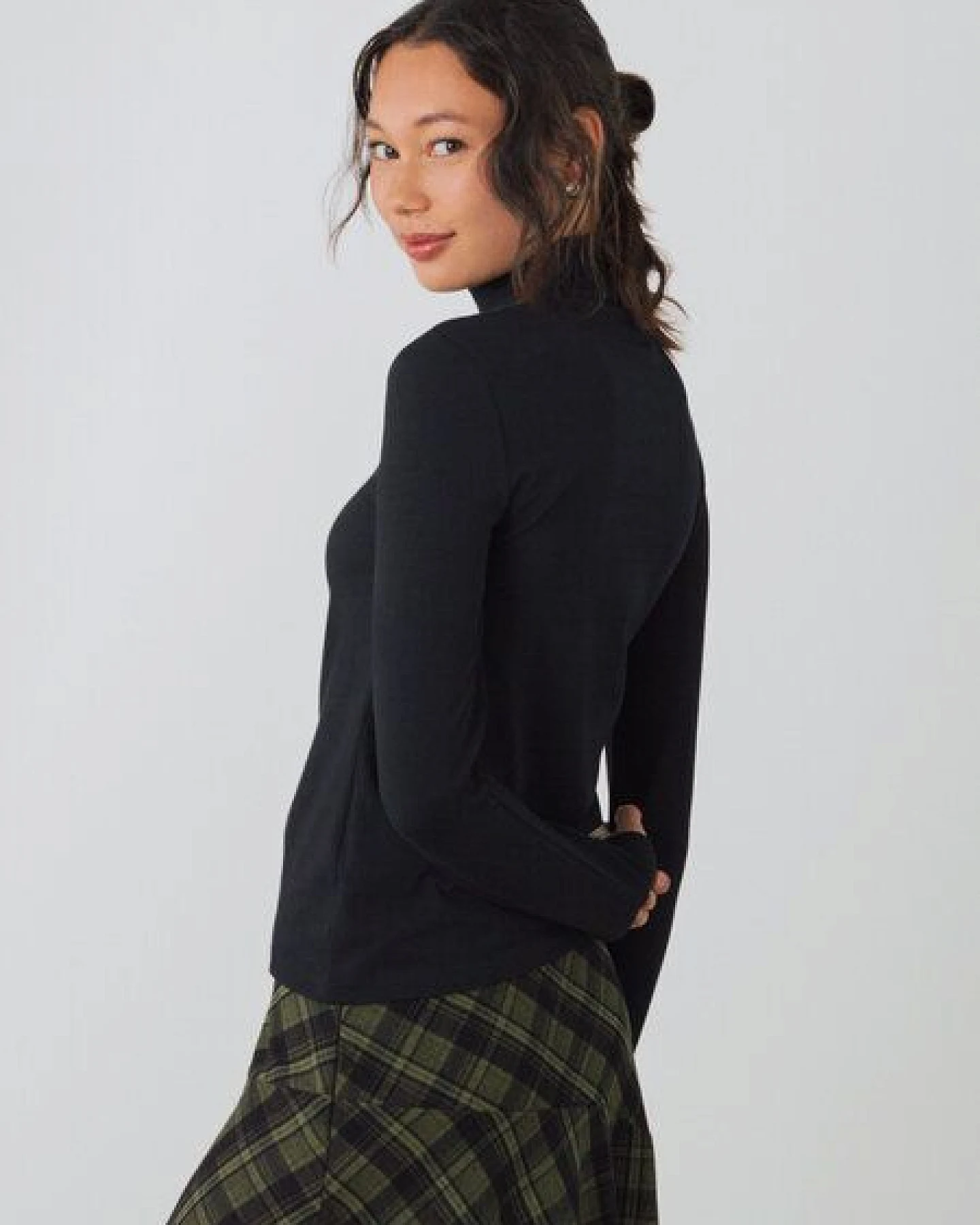 Honest Basics Damen Jersey-Rollkragenshirt aus Bio- und recycelter Baumwolle – Ansicht 4