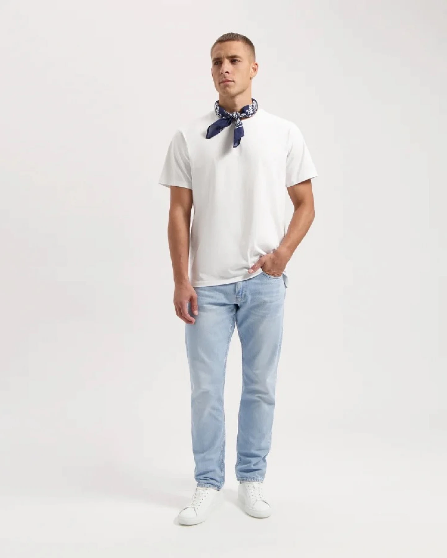Kuyichi Herren vegan Jeans Scott Regular Hellblau – Ansicht 2