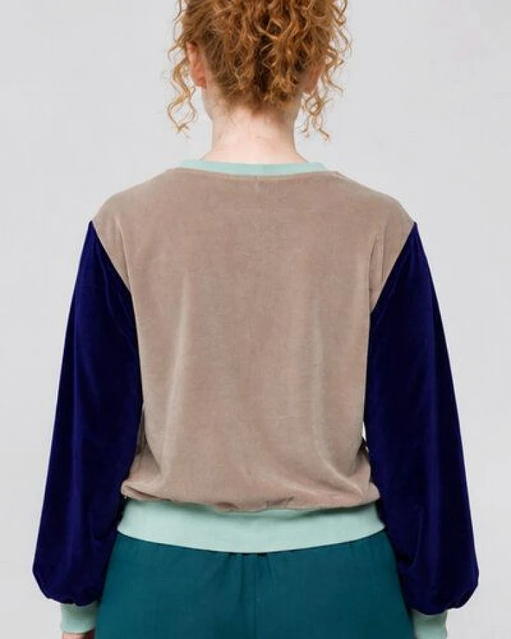 ein garten Studios Basic Loosefit Jumper – Colorblock-Samtpullover aus Bio-Baumwolle