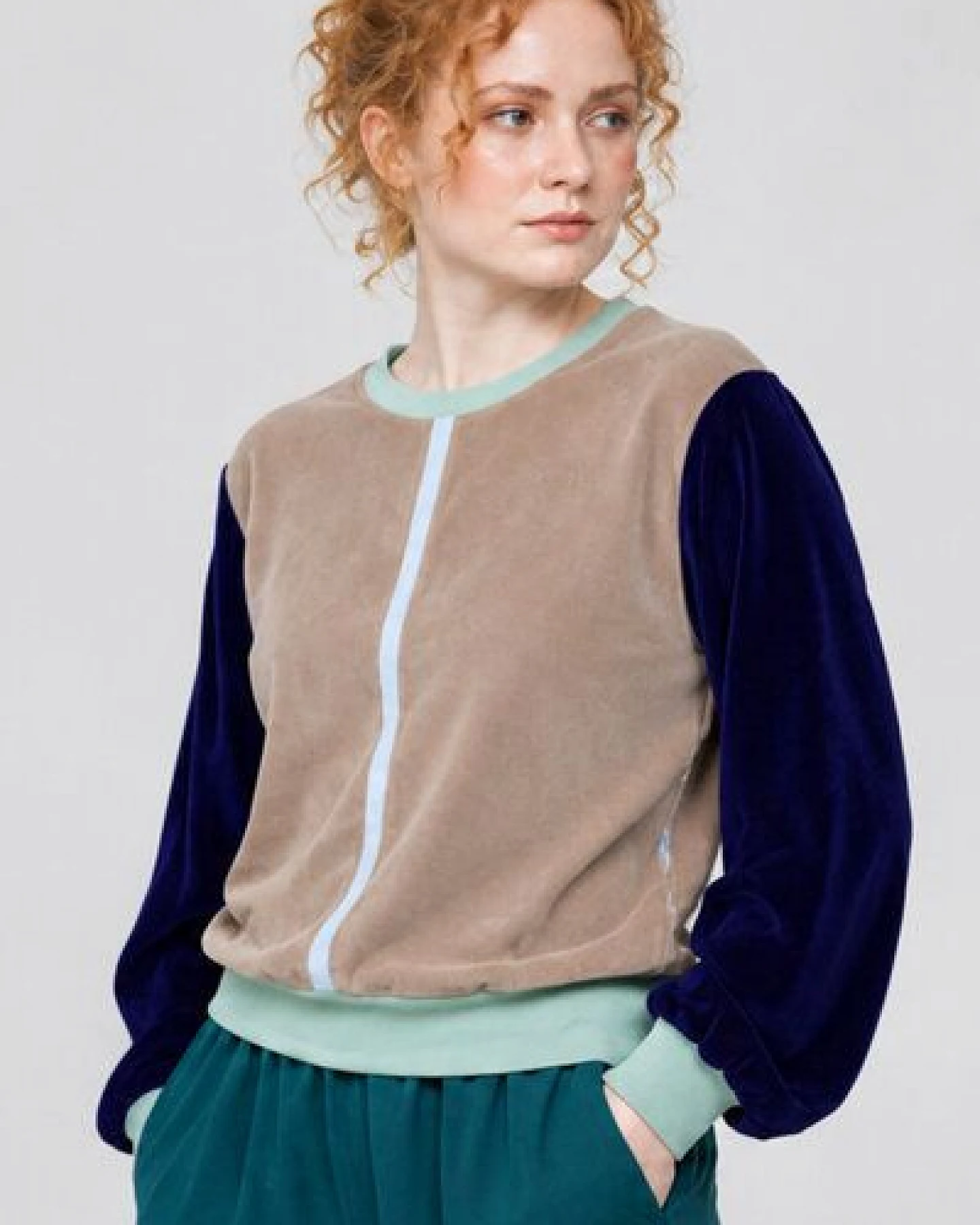 ein garten Studios Basic Loosefit Jumper – Colorblock-Samtpullover aus Bio-Baumwolle – Ansicht 2
