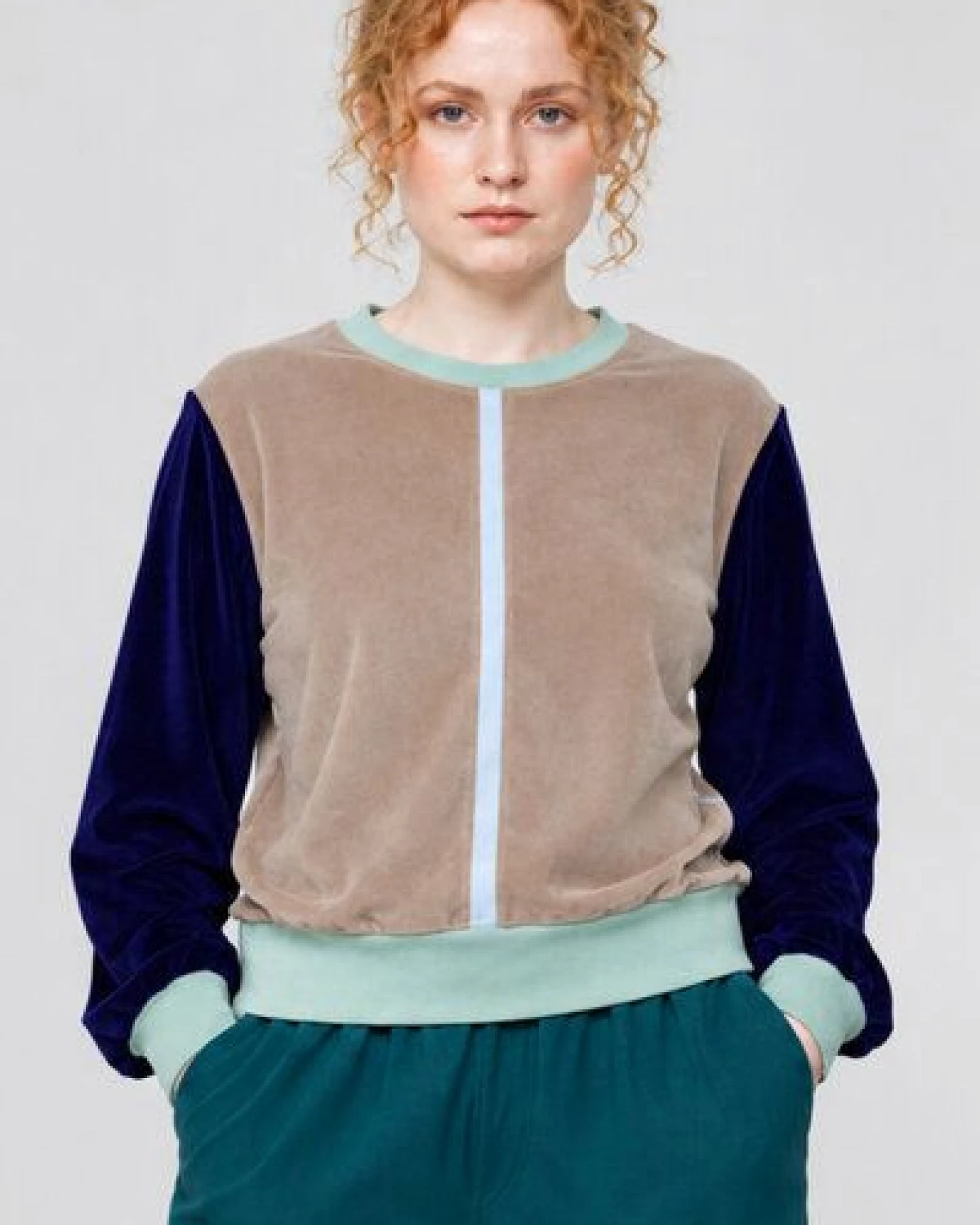 ein garten Studios Basic Loosefit Jumper – Colorblock-Samtpullover aus Bio-Baumwolle – Ansicht 2