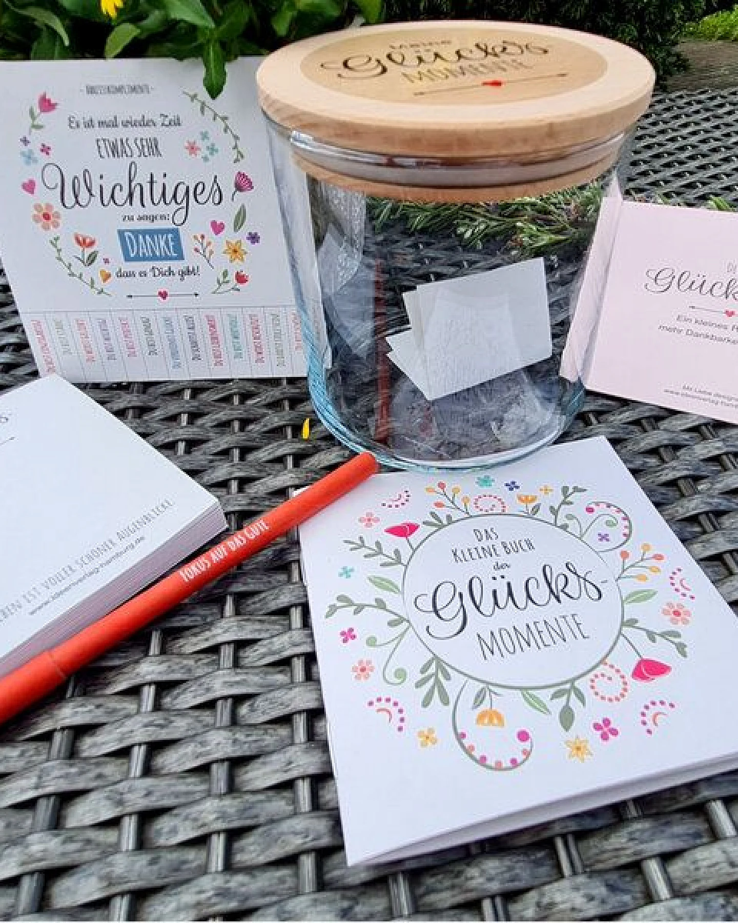 Ideenverlag Hamburg Gedankenglas® Glücksmomente-Set mit Holzdeckel, Notizblock, Stift & Buch – Ansicht 4
