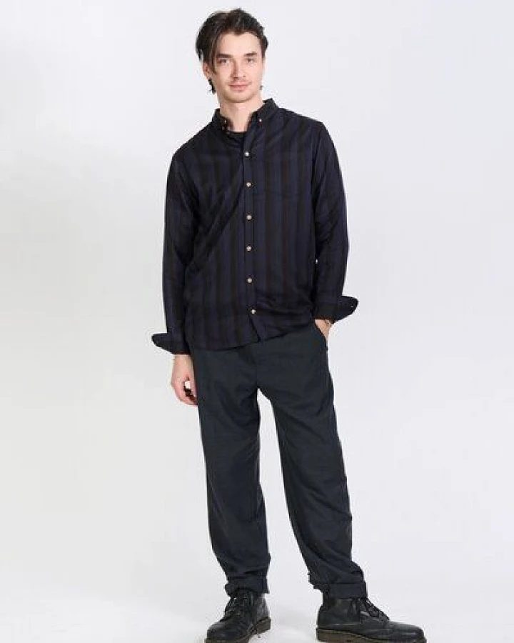 Zerum Gestreiftes Tencel-Hemd Modell: Ben