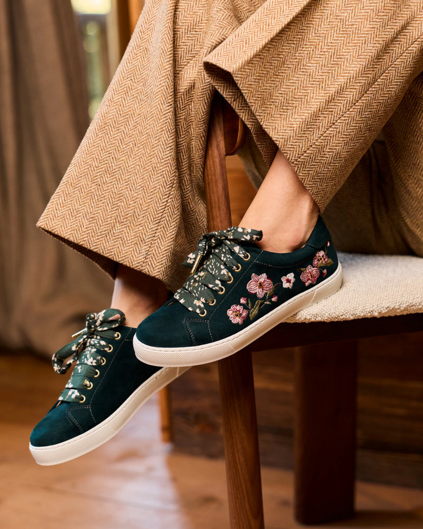 Minuit Sur Terre Damen vegan Sneaker Virevolte Forêt Fleurie Schwarz – Ansicht 2