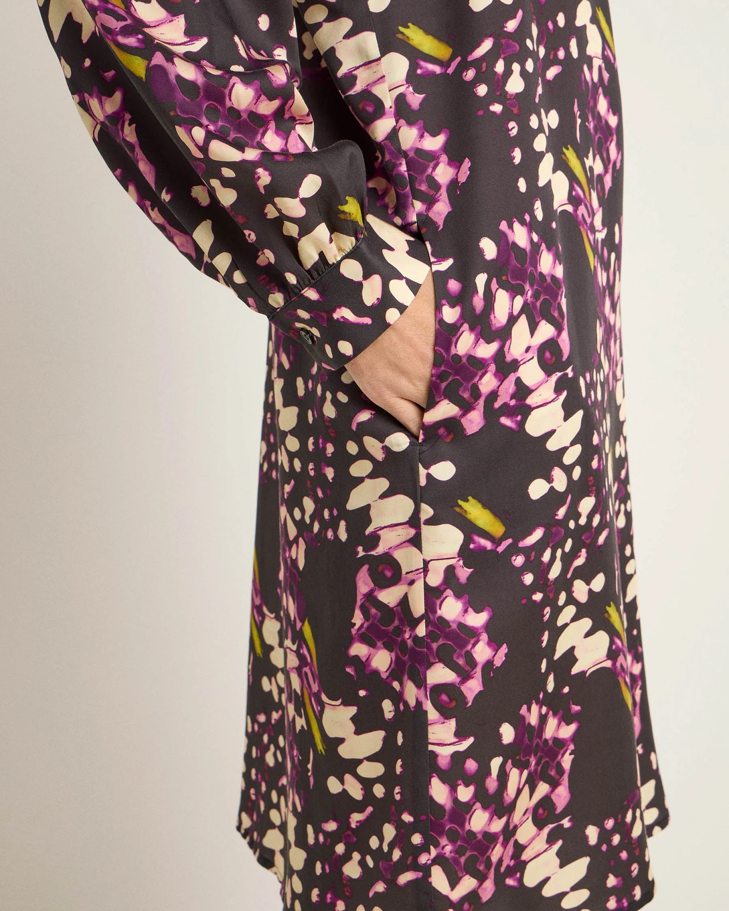 Kleid mit Kräuseln – Ansicht 4