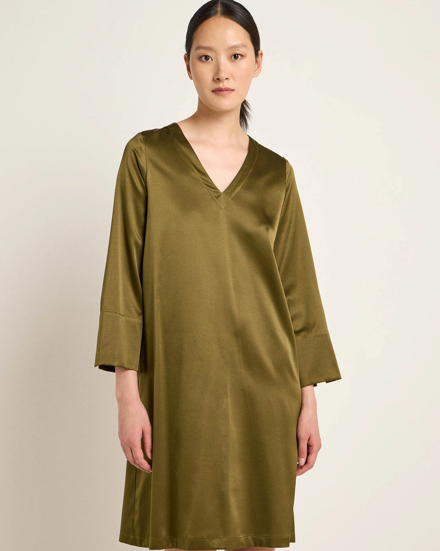 Seidenkleid mit Schlitzen – Ansicht 2