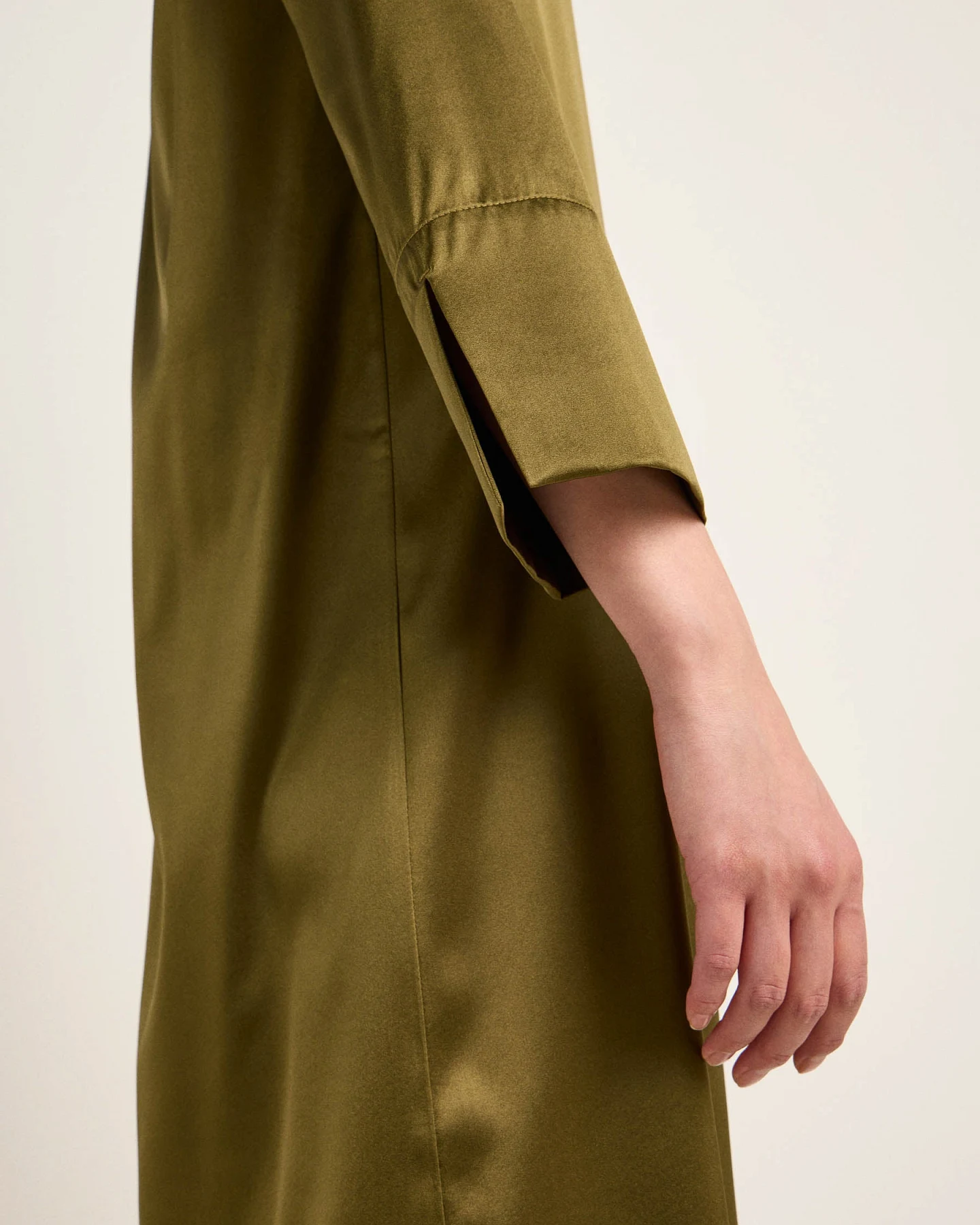 Seidenkleid mit Schlitzen – Ansicht 4