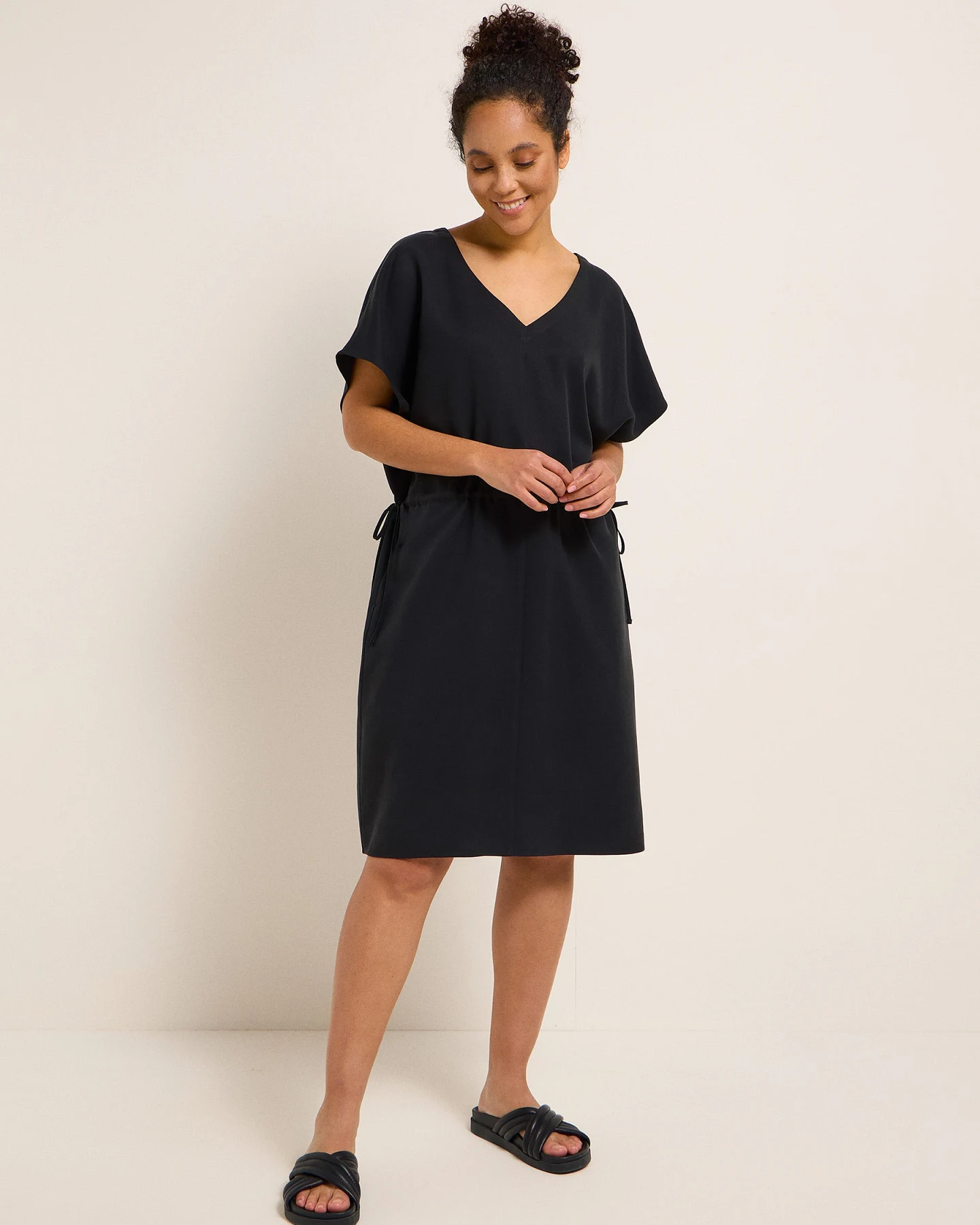 Kleid mit V-Ausschnitt – Ansicht 2