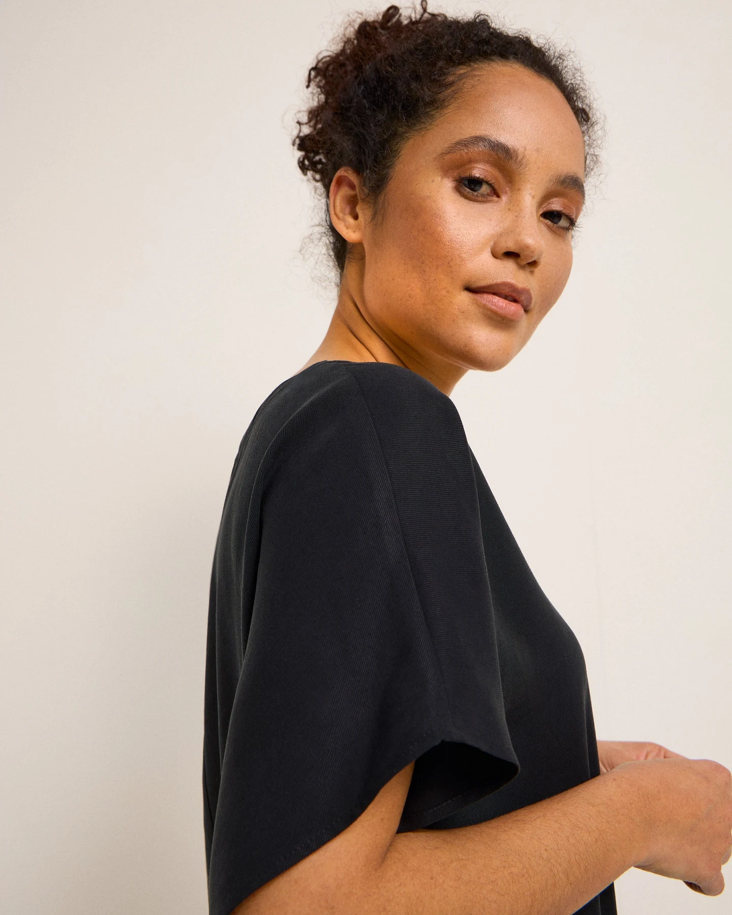 Kleid mit V-Ausschnitt – Ansicht 4