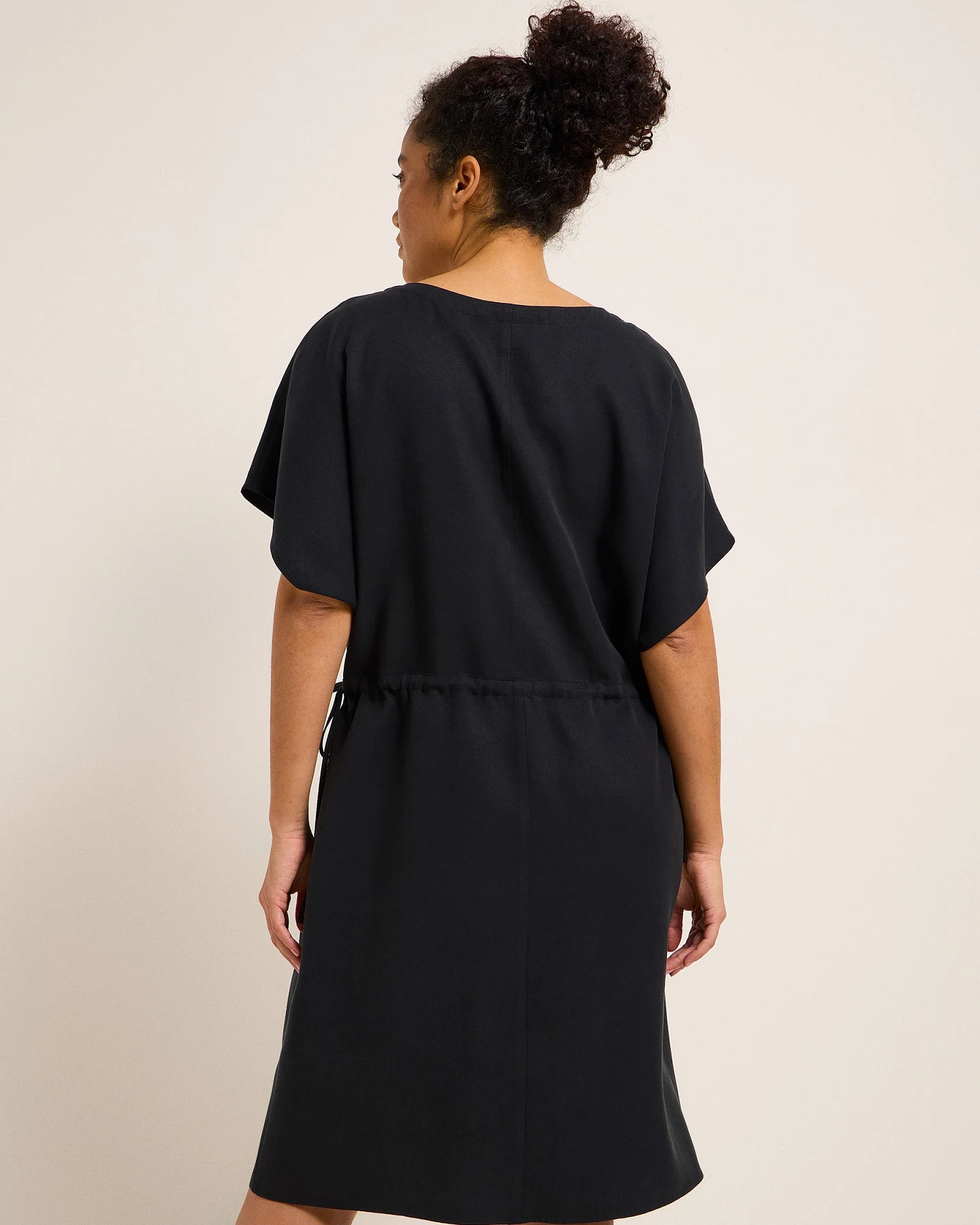 Kleid mit V-Ausschnitt – Ansicht 5