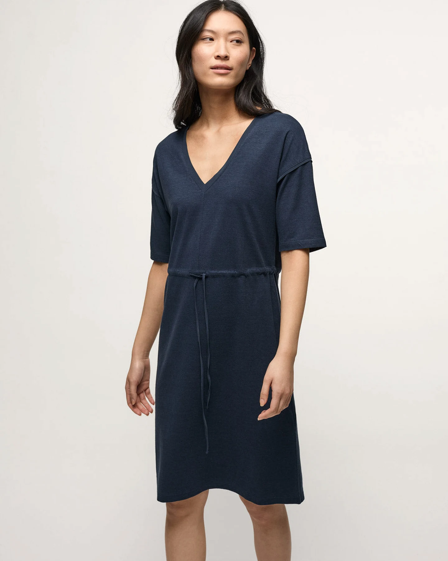 Kleid mit V-Ausschnitt und Seidendetails (OCS) – Ansicht 2