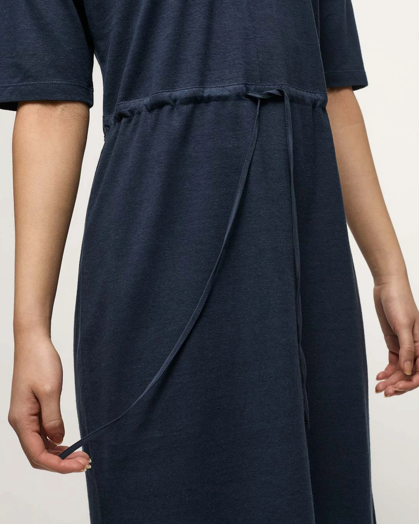 Kleid mit V-Ausschnitt und Seidendetails (OCS) – Ansicht 4