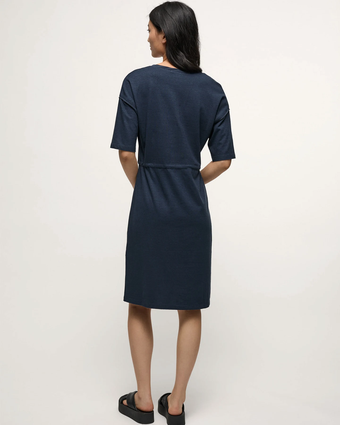 Kleid mit V-Ausschnitt und Seidendetails (OCS) – Ansicht 5