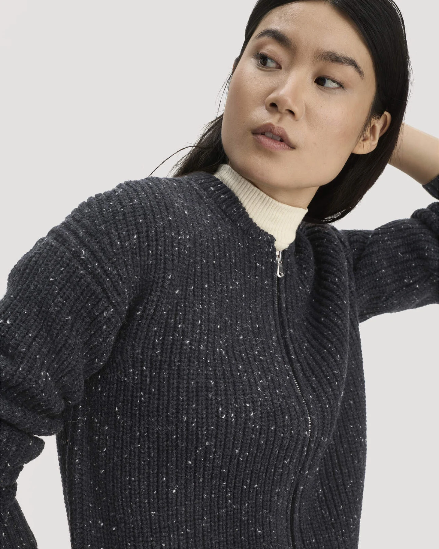 hessnatur Damen Strickjacke Relaxed aus Bio-Baumwolle mit recycelter Wolle - grau - Größe XL – Ansicht 4